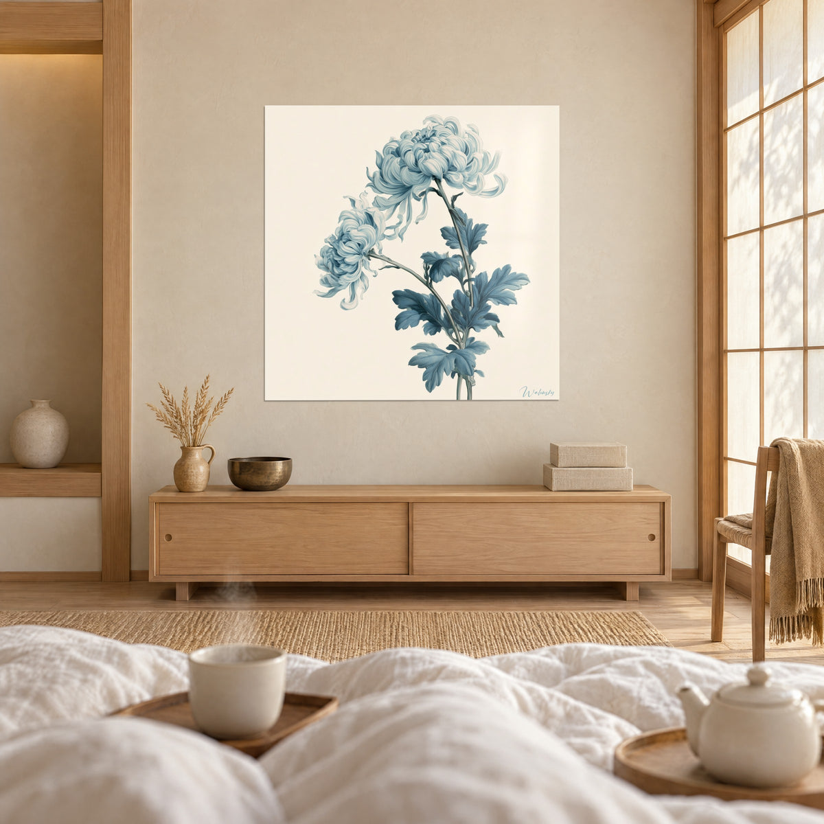 Quadro crisantemo ad acquerello azzurro cielo su crema, appeso sopra un letto in una camera luminosa