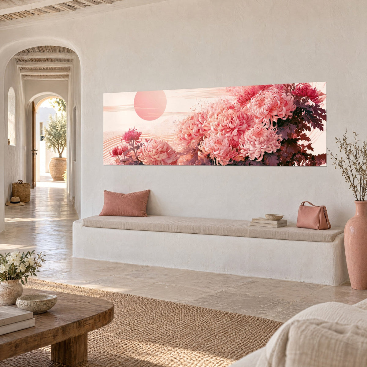 Tableau gerbe de fleurs aux pétales frisés rose corail et bordeaux, soleil rosé en haut à gauche, banquette blanche, couloir voûté
