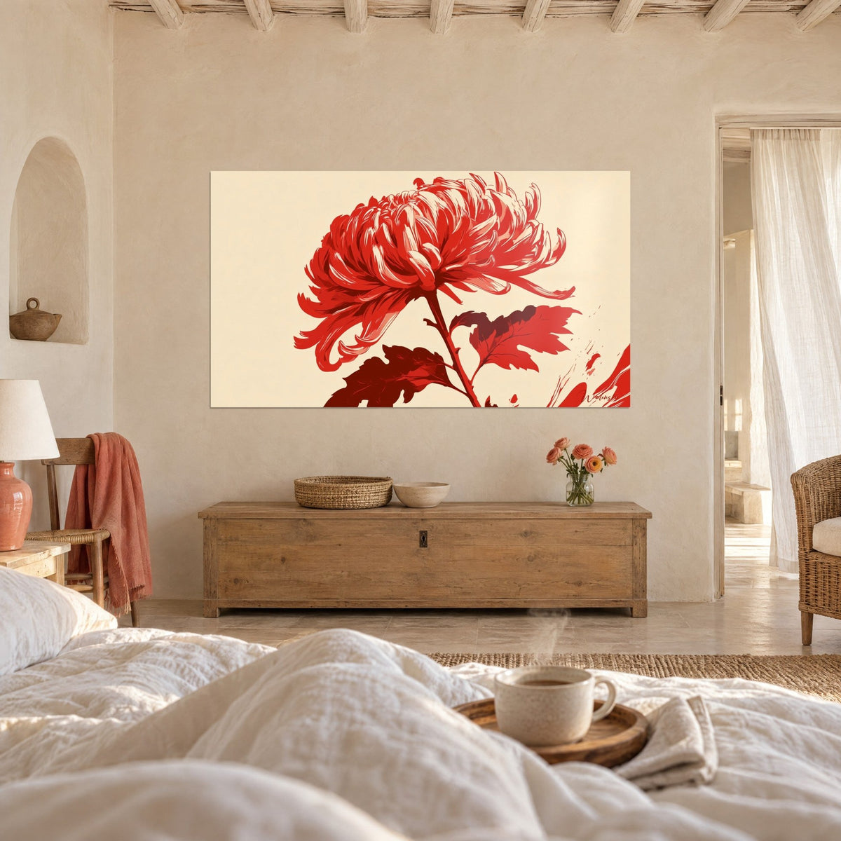 Cuadro flor púrpura de pétalos largos y curvados domina un fondo crema cálido, colgado encima de la cama en un dormitorio luminoso