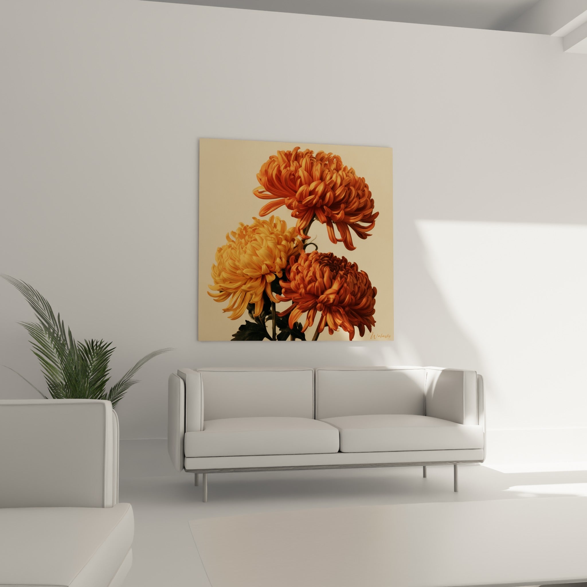 Fleurs de chrysanthème doré et terracotta accrochées au-dessus d'un canapé dans un salon lumineux