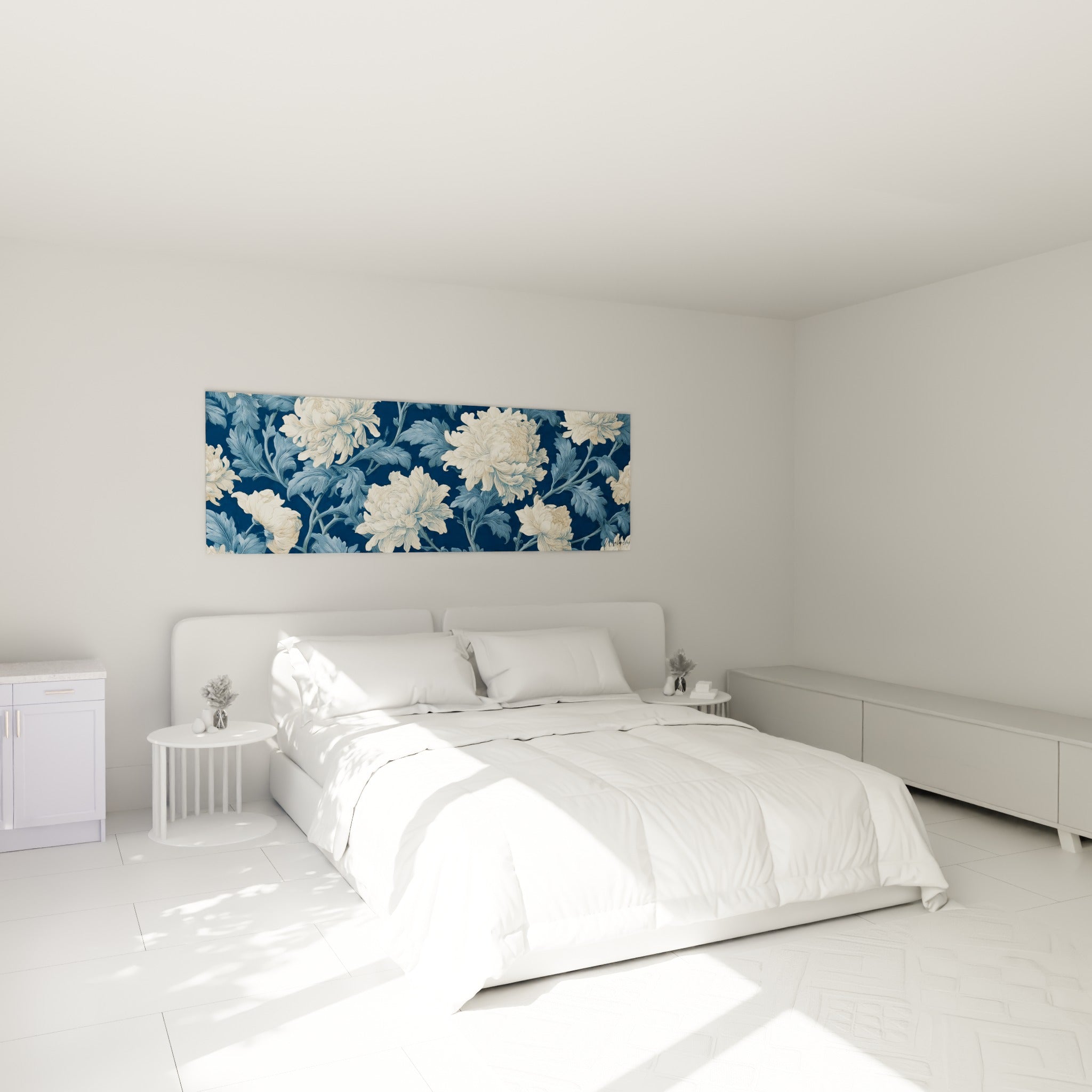 Fleurs de chrysanthème ivoire sur fond bleu nuit, accrochées au-dessus d'un lit dans une chambre claire