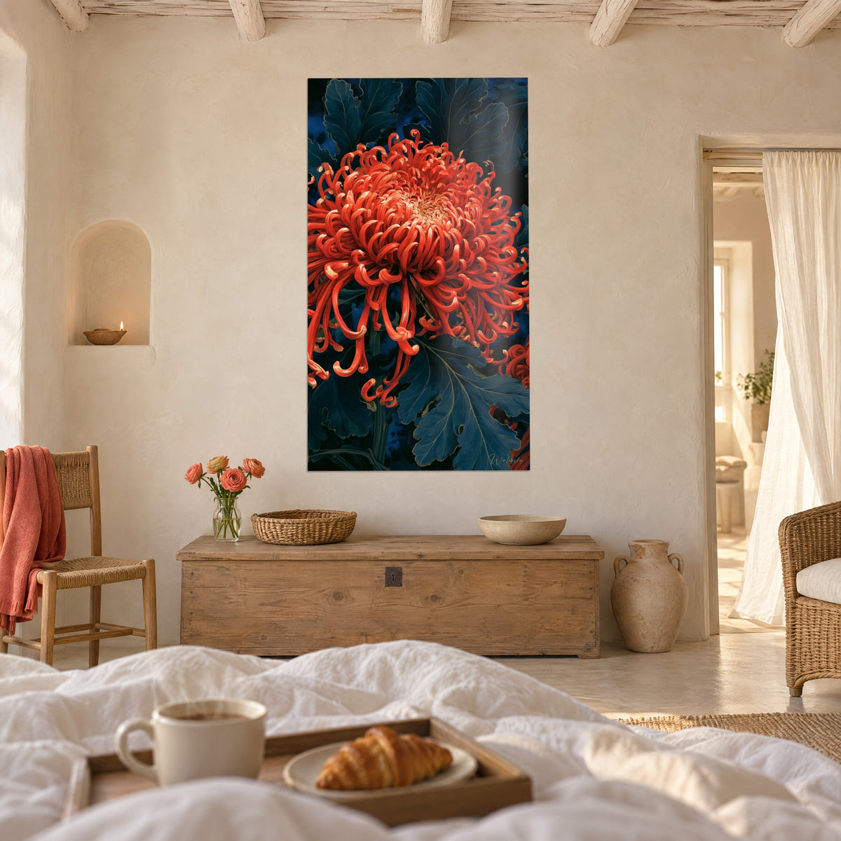 Cuadro gran flor coral con pétalos tentaculares sobre hojas azul noche, encima de una cama en un dormitorio luminoso