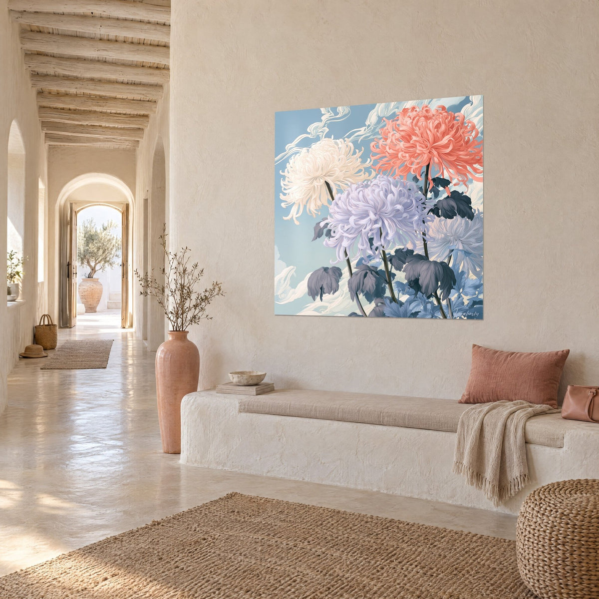 Quadro fiori a pompon corallo e lavanda su nuvole scolpite azzurro pallido, parete crema, panca e corridoio ad arco