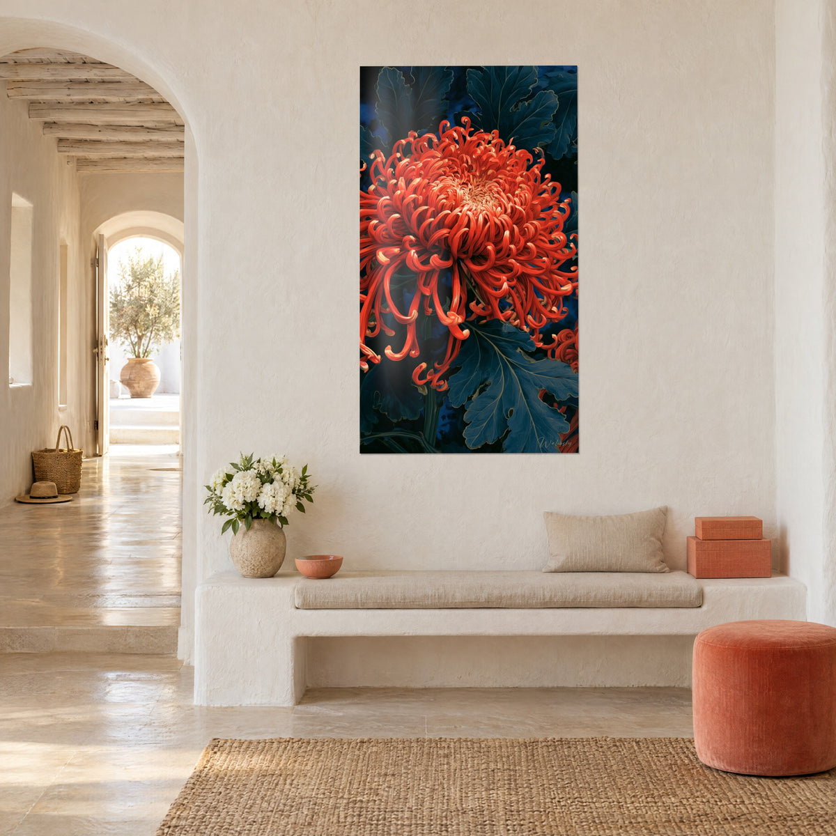 Cuadro flor rojo anaranjada con filamentos enrollados y follaje verde mar, pared encalada, banco blanco, yute, puf terracota
