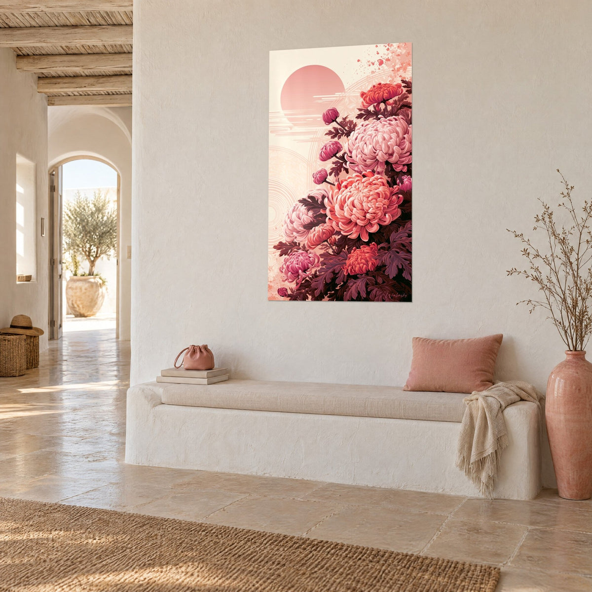 Tableau bouquet de fleurs d'automne en rose fuchsia et bordeaux, grands pétales frisés, sur mur blanc d'une maison méditerranéenne