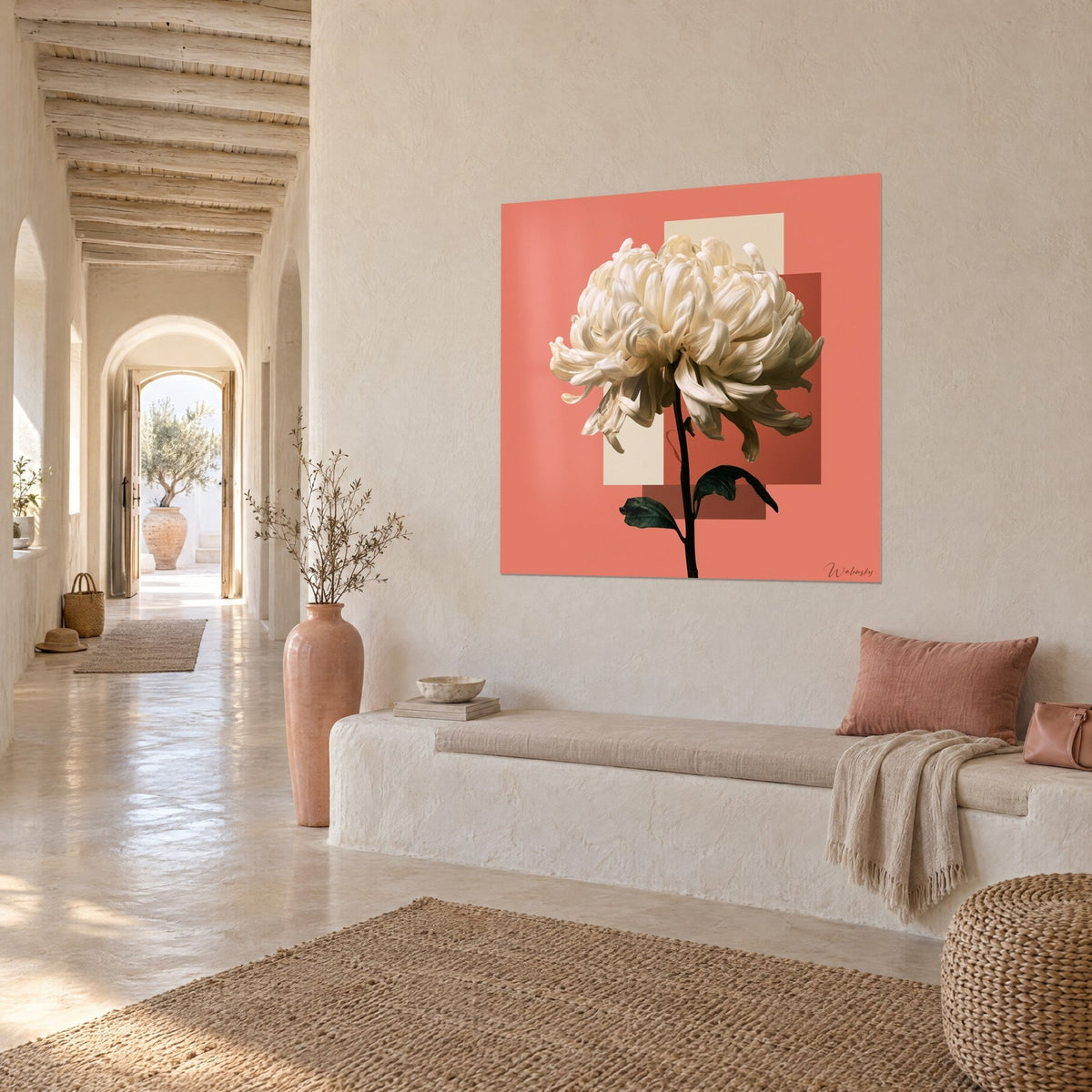 Tableau grosse fleur crème sur aplats rectangulaires terracotta et sable, tige noire, vue de trois-quarts dans un couloir voûté blanc