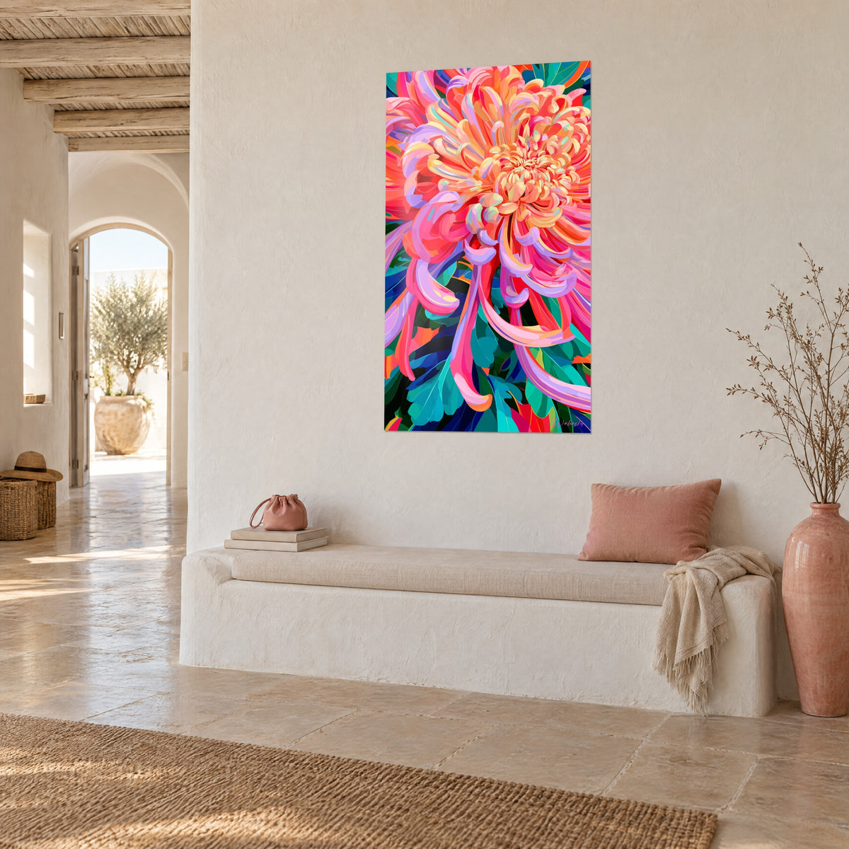 Cuadro flor de pétalos arremolinados en rosa y naranja dorado, hojas turquesas, colgado en una casa mediterránea blanca