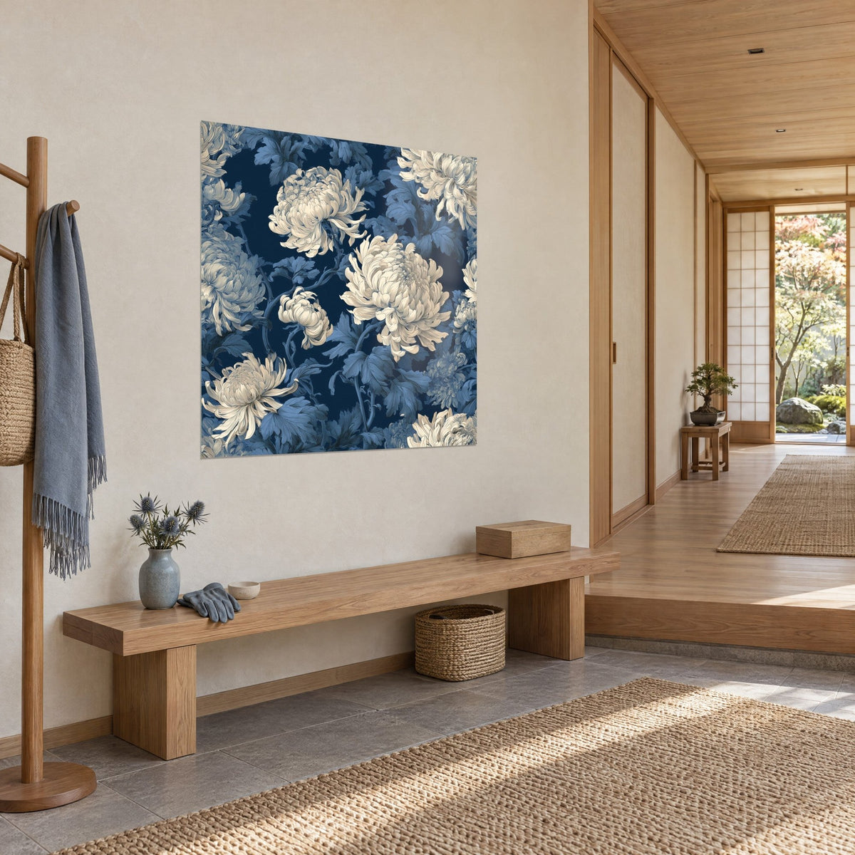 Tableau bouquet de fleurs crème aux pétales ciselés, feuilles bleu acier sur nuit marine, accroché dans un couloir japandi en bois clair