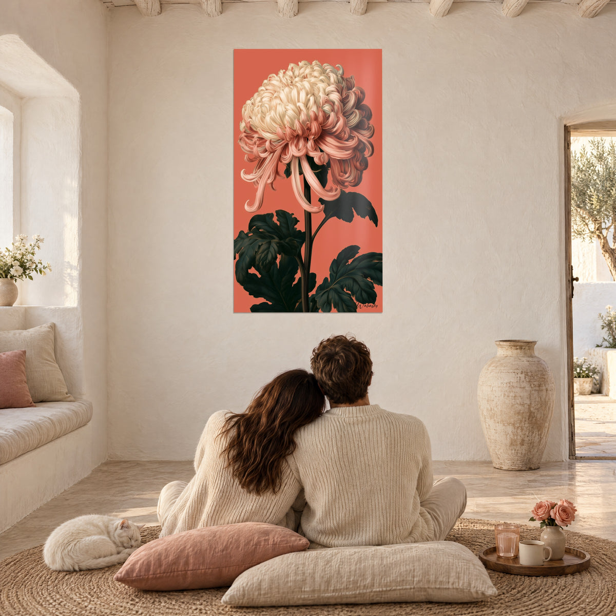 Quadro mazzo di petali sottili avorio e rosa su sfondo arancio, coppia di spalle sui cuscini, un gatto, casa mediterranea