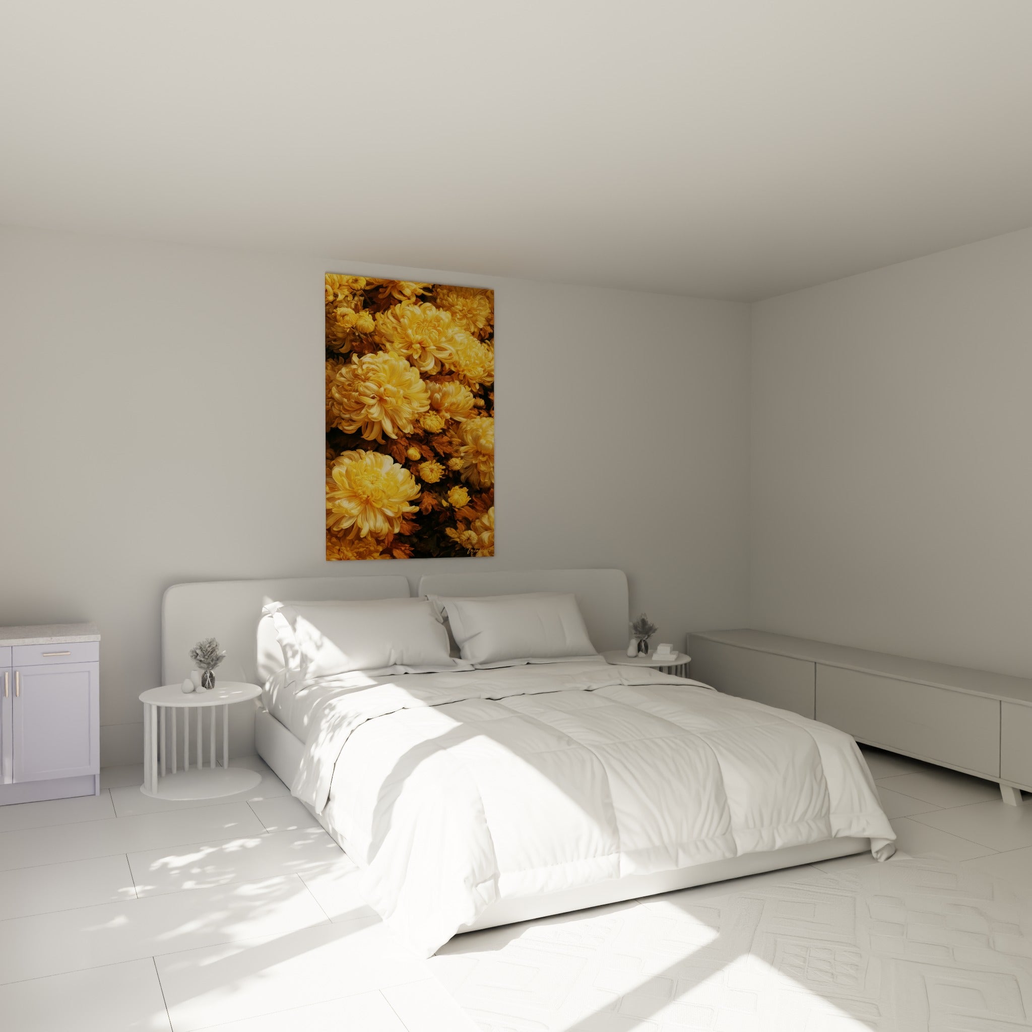 Bouquet de chrysanthèmes dorés et crème, pétales serrés, accroché au-dessus d'un lit dans une chambre claire