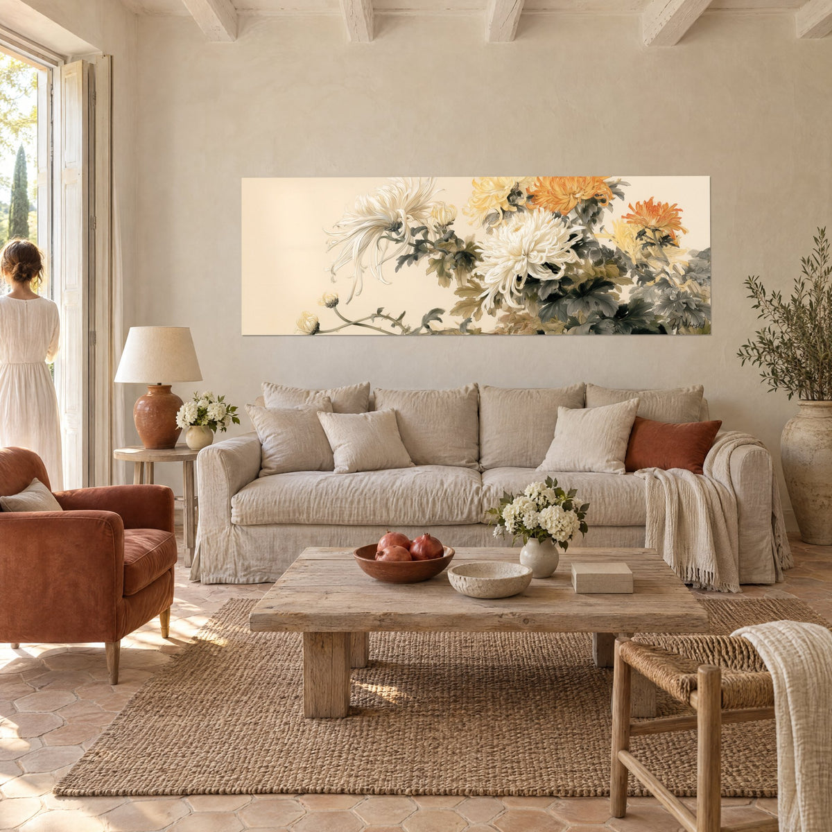 Gemälde Chrysanthemenstrauß in Weiß und Orange auf cremefarbenem Hintergrund, ausgebreitete Stiele, über einem Sofa in einem hellen Wohnzimmer