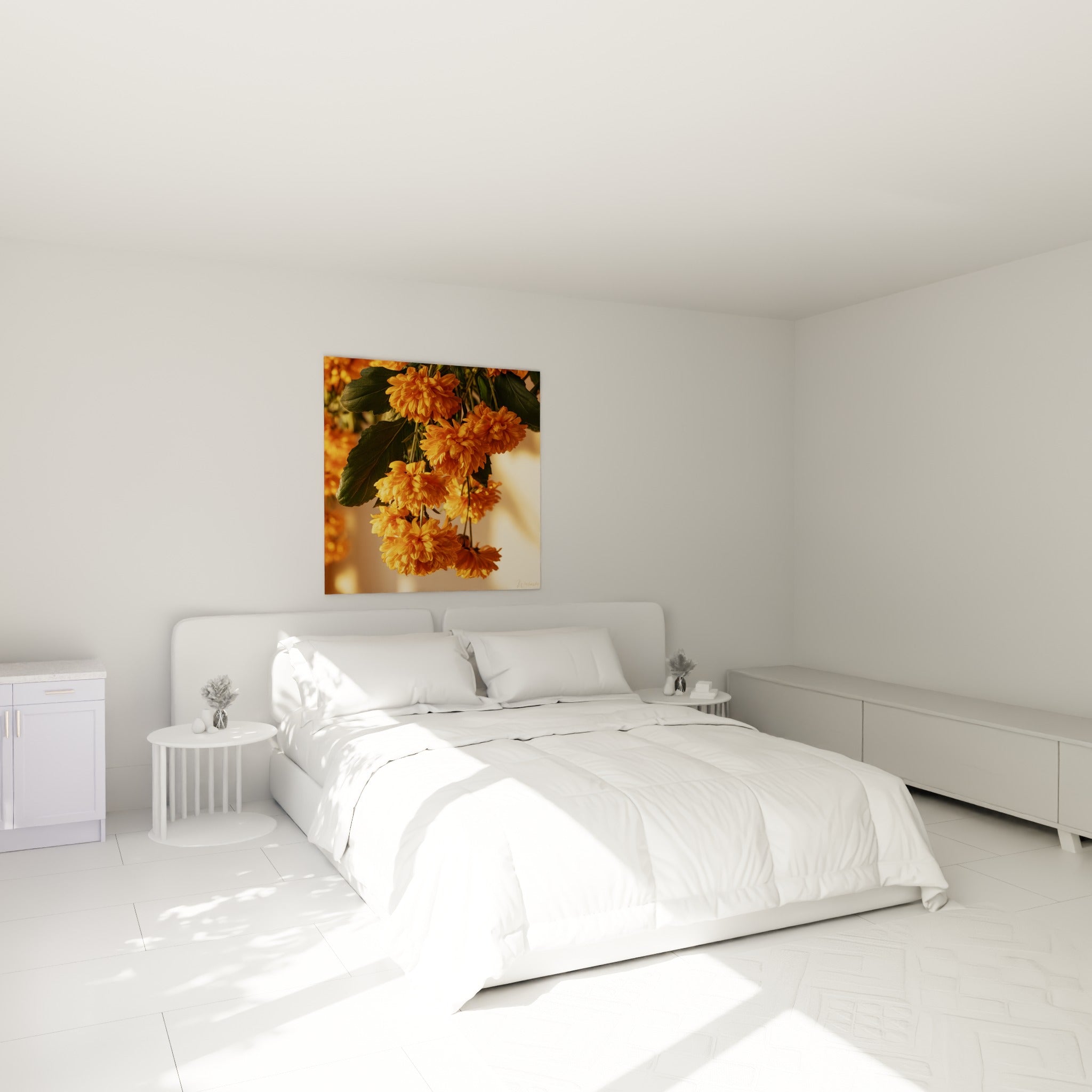 Chrysanthème orangé suspendu, tons cuivrés et verts, au-dessus d'un lit dans une chambre claire