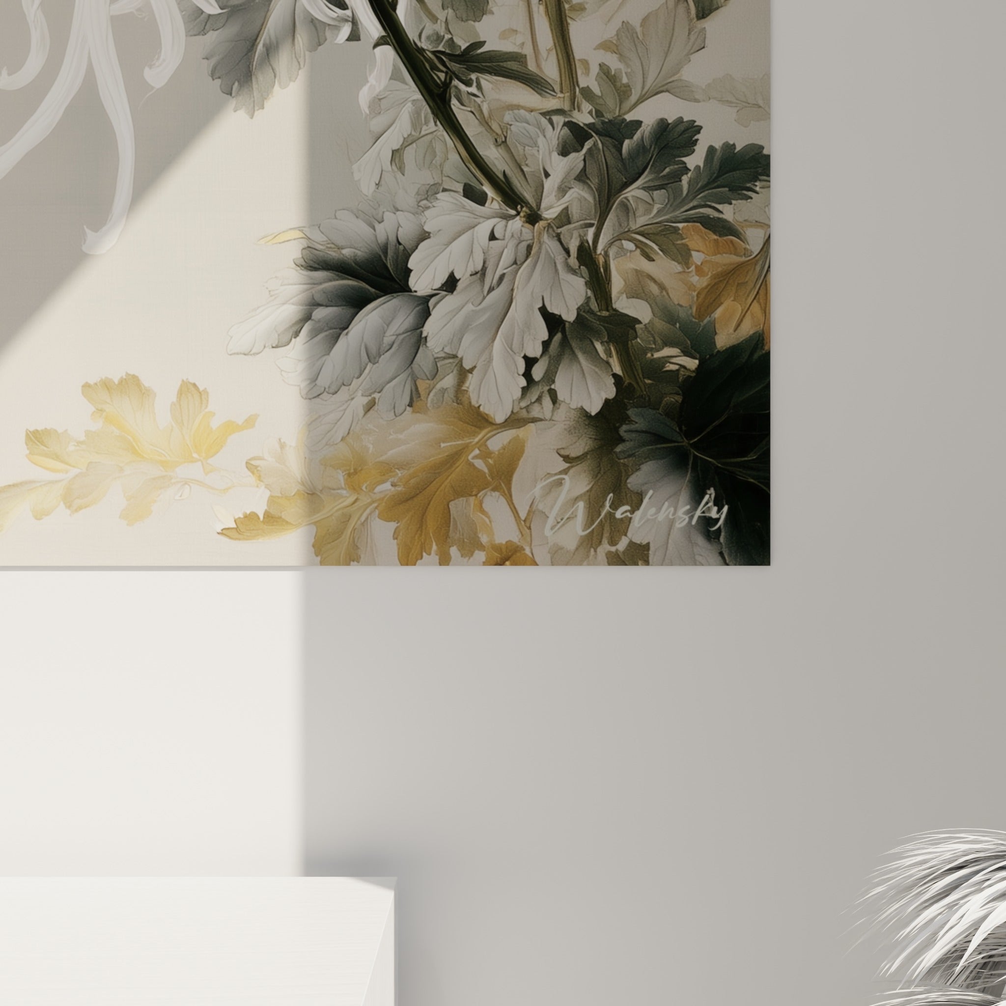 Détail des pétales effilés blancs et roses du chrysanthème, grain fin et touches dorées sur les feuillages anthracite