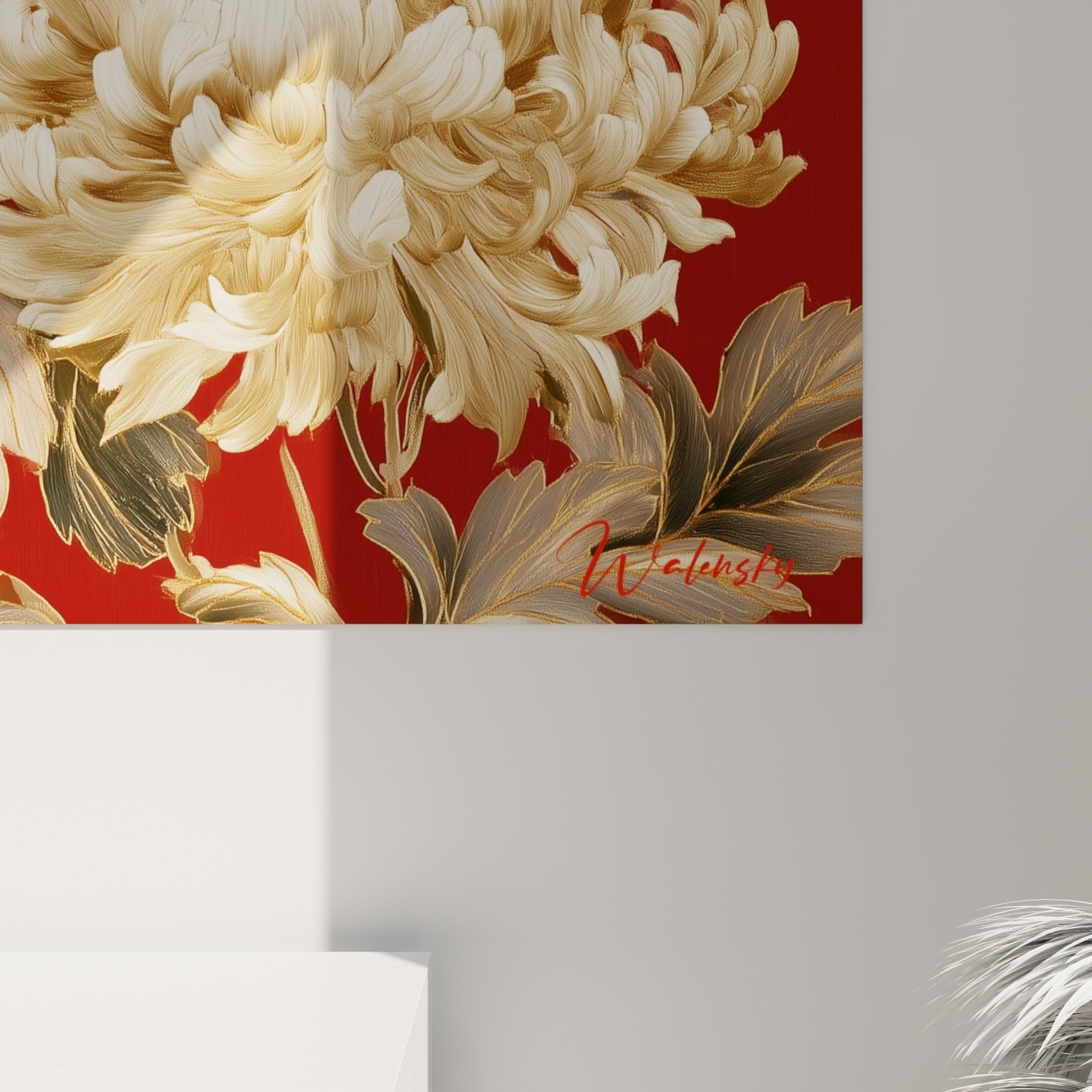 Détail des pétales dorés du chrysanthème où l'on distingue les nervures fines et le grain laqué du rouge