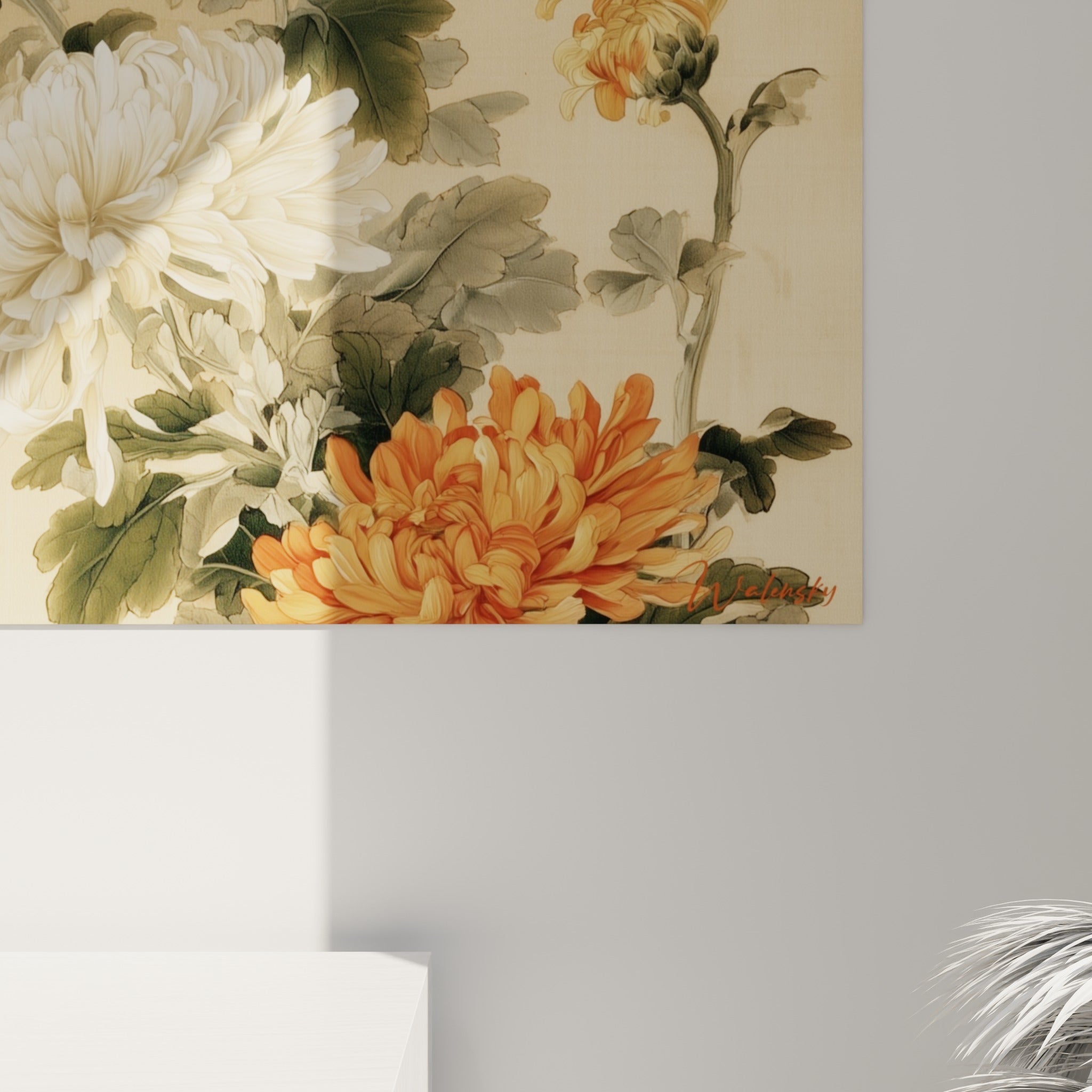 Détail des pétales blancs incurvés et des nuances dorées du chrysanthème, grain fin et coulures légères