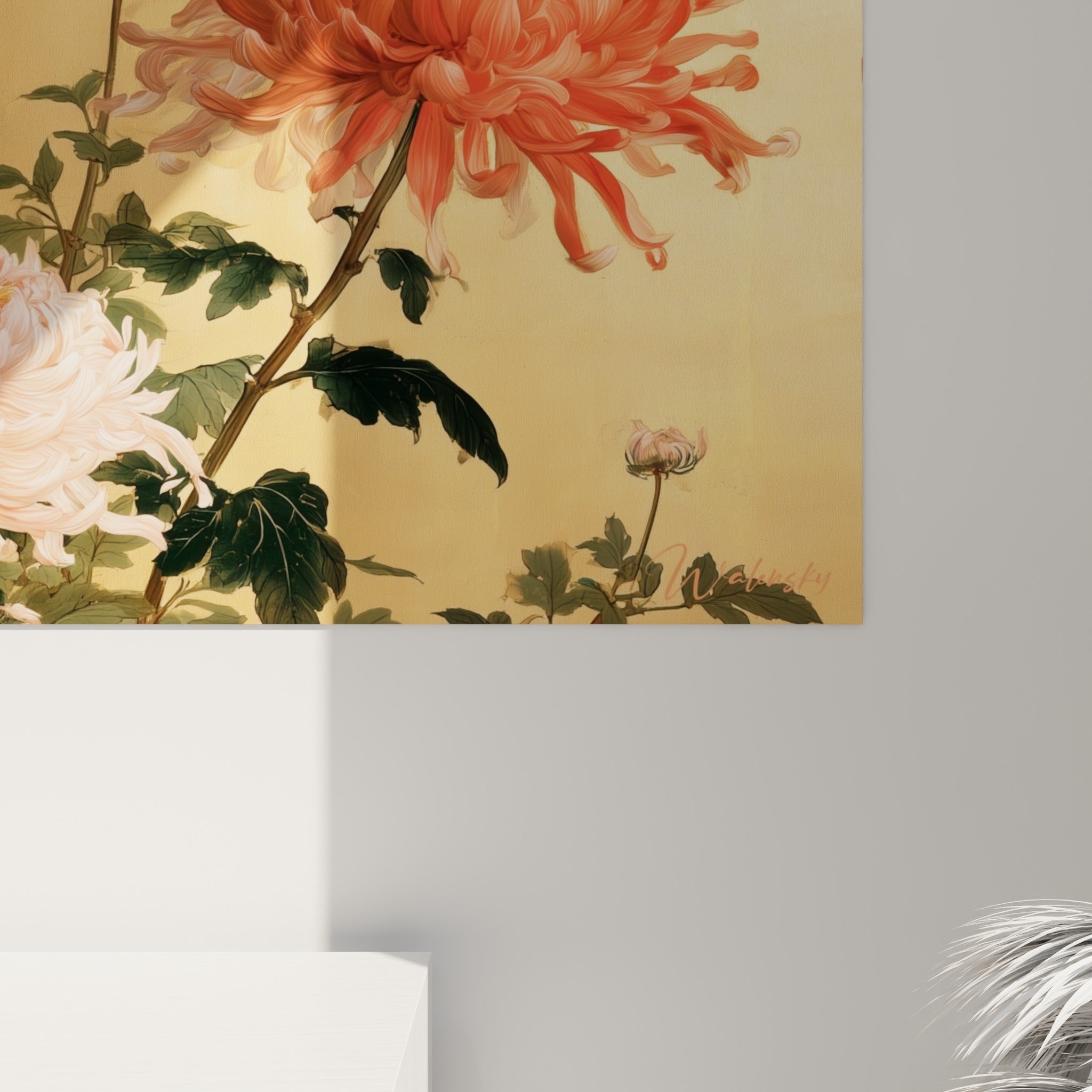 Détail des pétales de chrysanthème corail et blanc, texture peinte finement sur fond doré nuancé