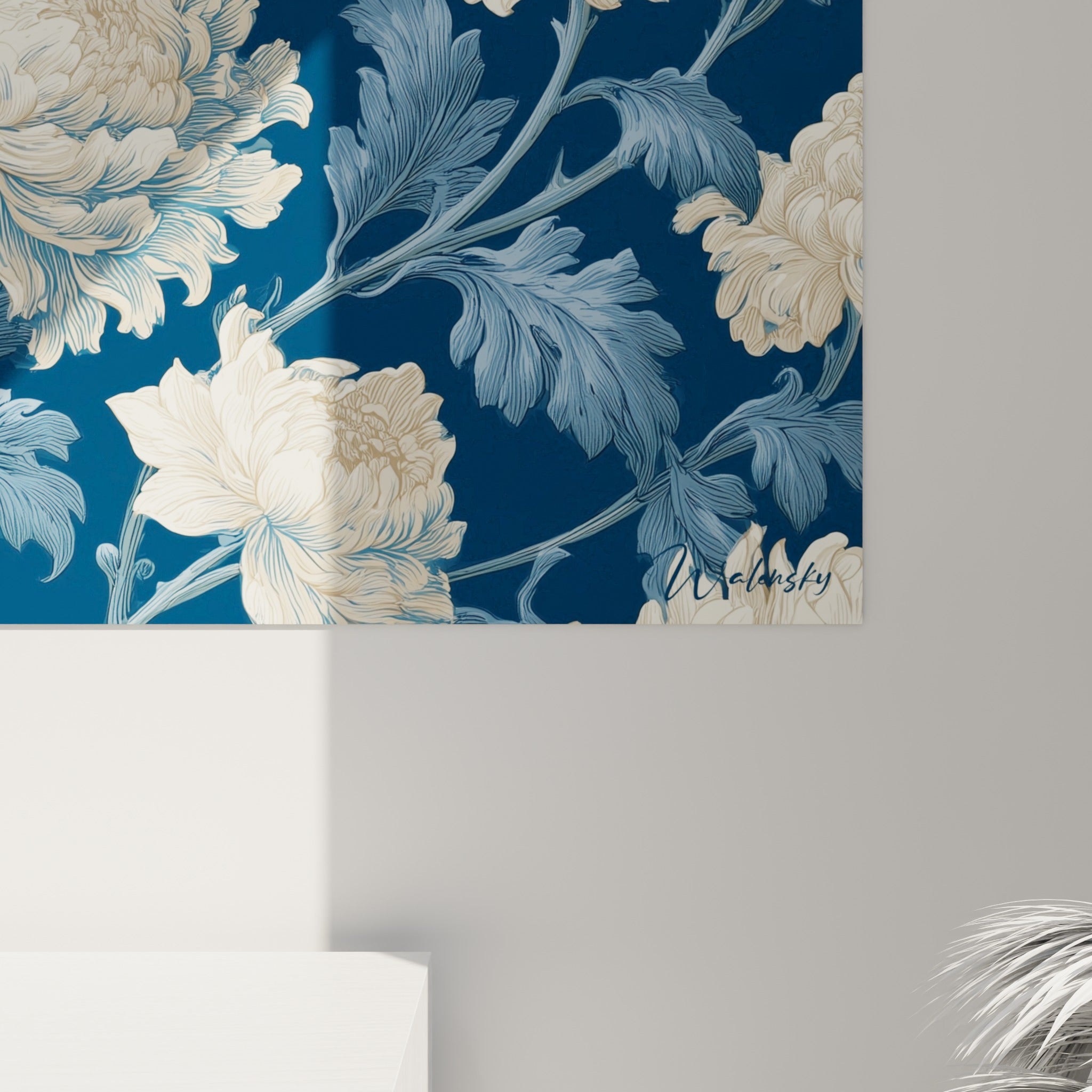 Détail des pétales ivoire et du feuillage bleu ardoise du chrysanthème, traits gravés et reflets dorés visibles