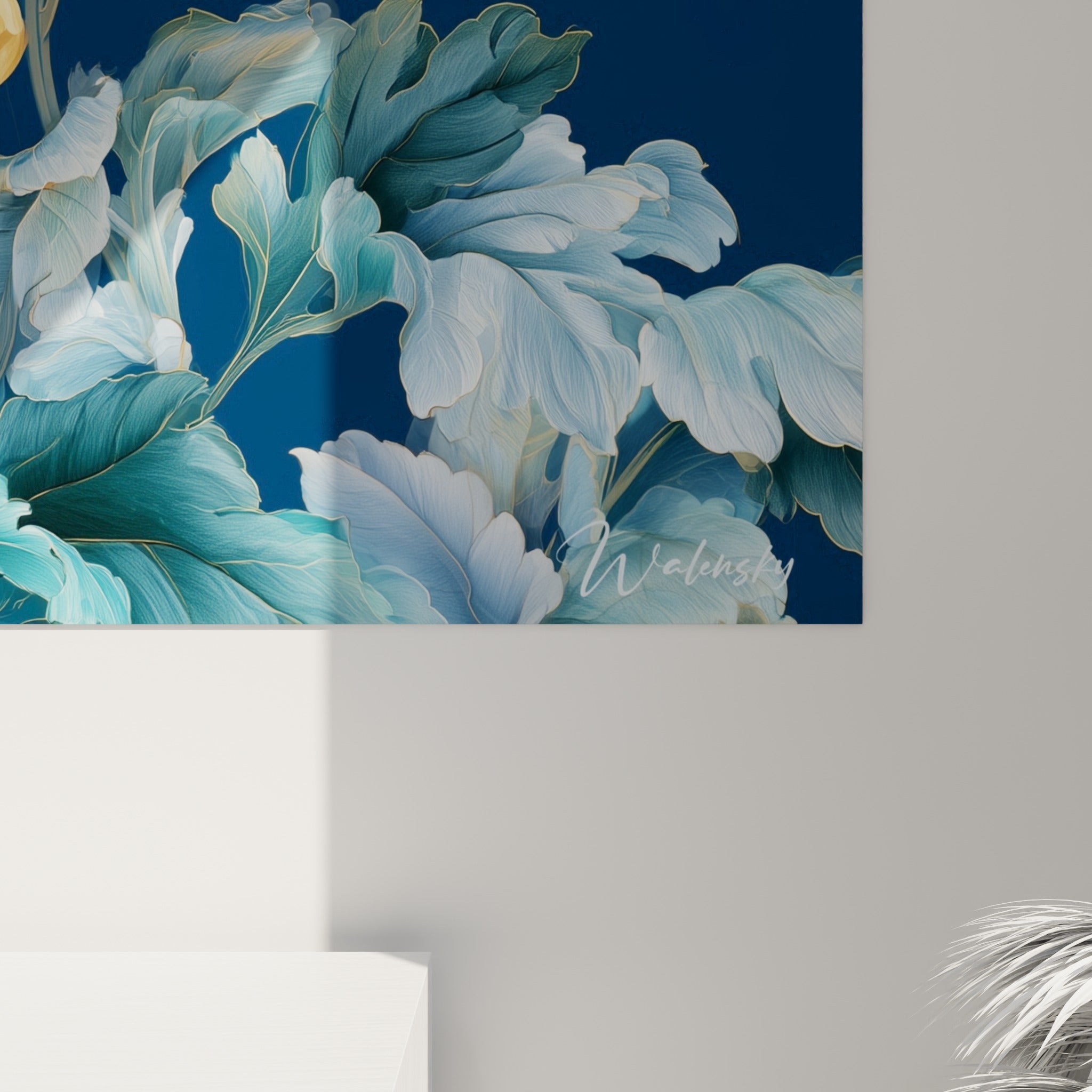 Détail des pétales dorés du Chrysanthème, matière lisse et coulures bleu marine visibles de près