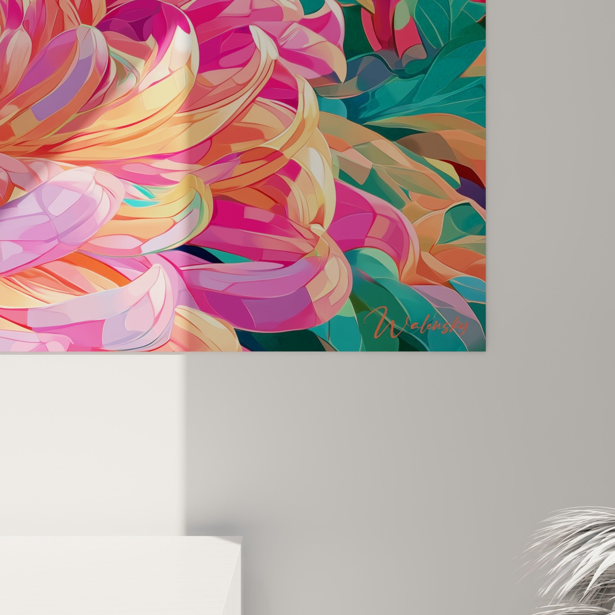 Détail des pétales corail et roses du chrysanthème, texture facettée et couleurs qui se fondent