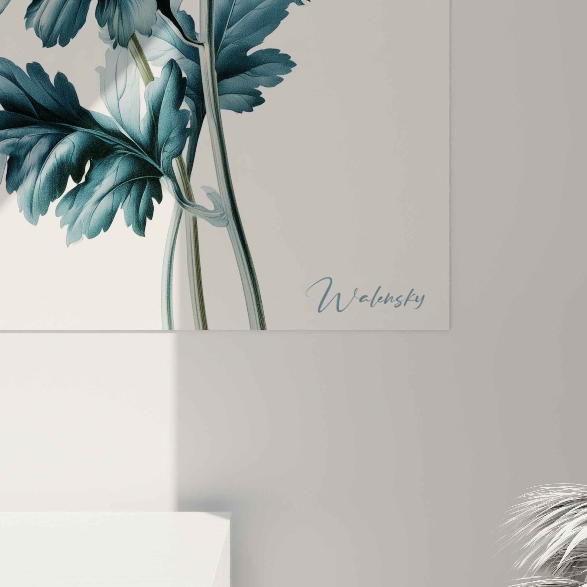 Détail des pétales bleu poudré et du feuillage anthracite du chrysanthème, grain fin de l'impression