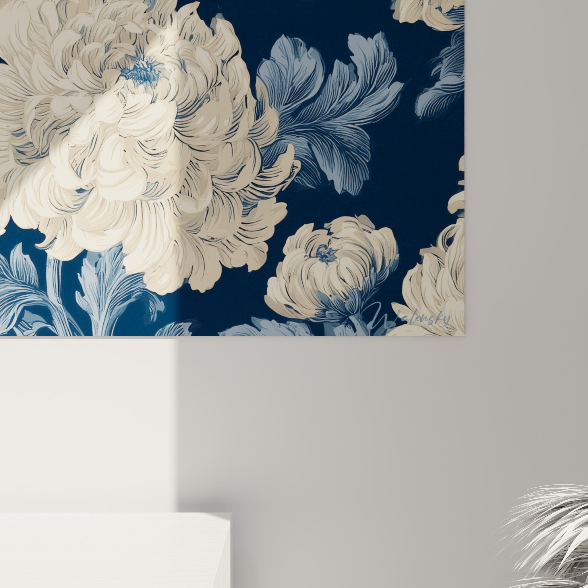 Détail des pétales ivoire et des feuilles bleu acier du chrysanthème, texture gravée et glacée visible