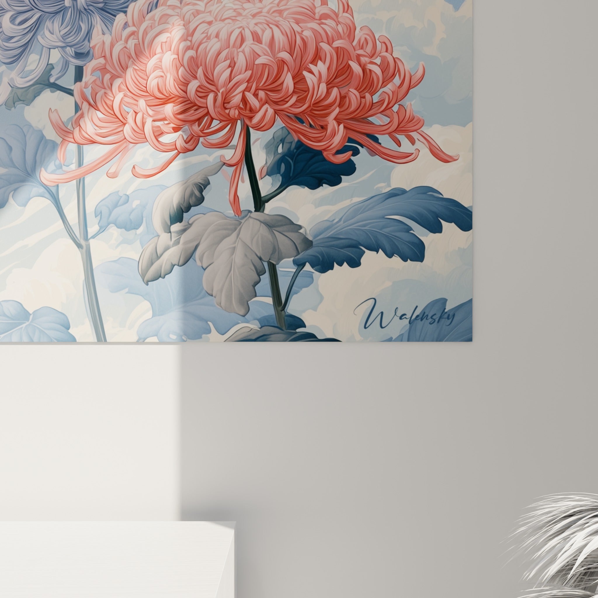 Détail des pétales effilés du chrysanthème lilas et corail, grain fin et nuances bleutées visibles de près