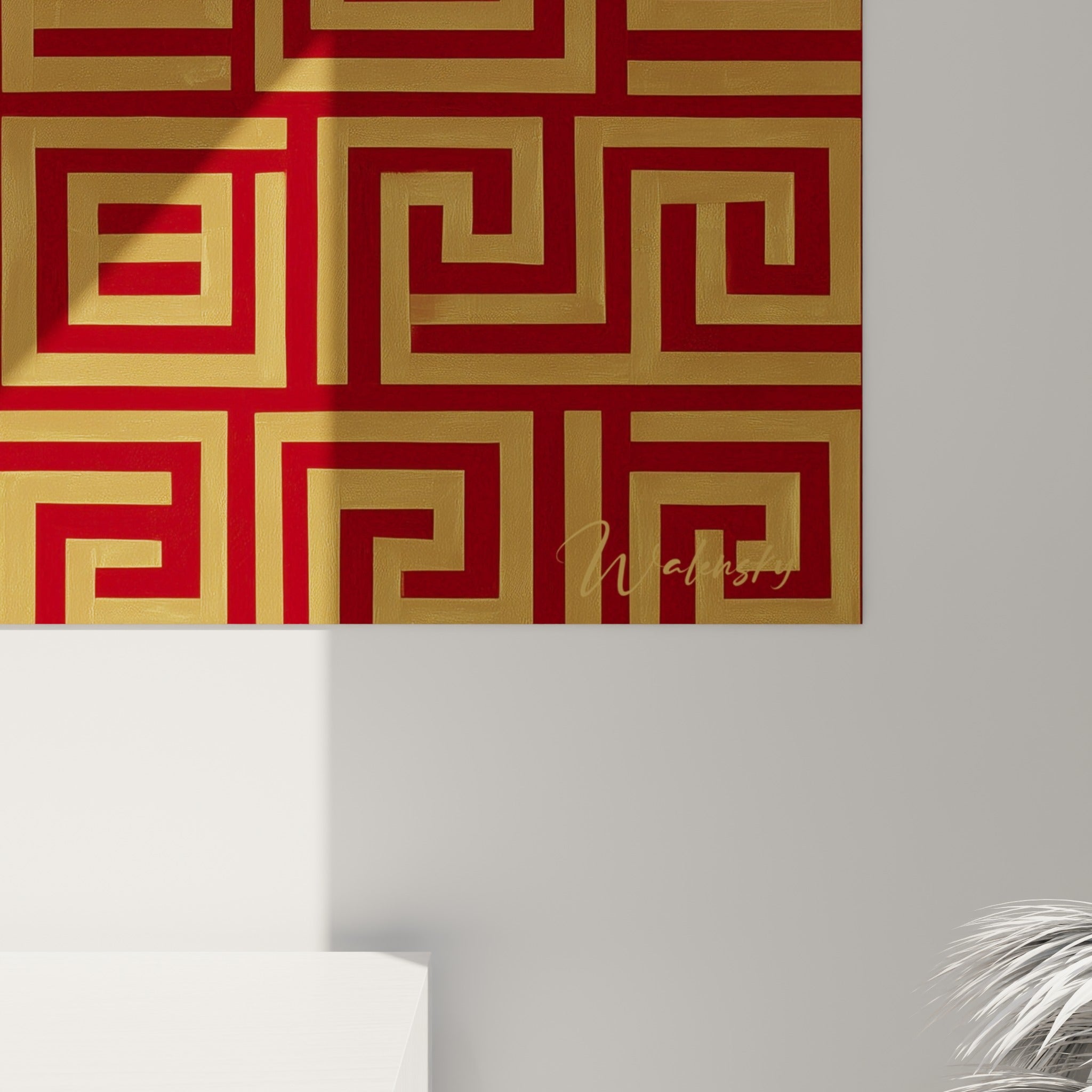Détail des pétales incurvés blancs et des spirales dorées sur fond rouge intense du tableau Chrysanthème