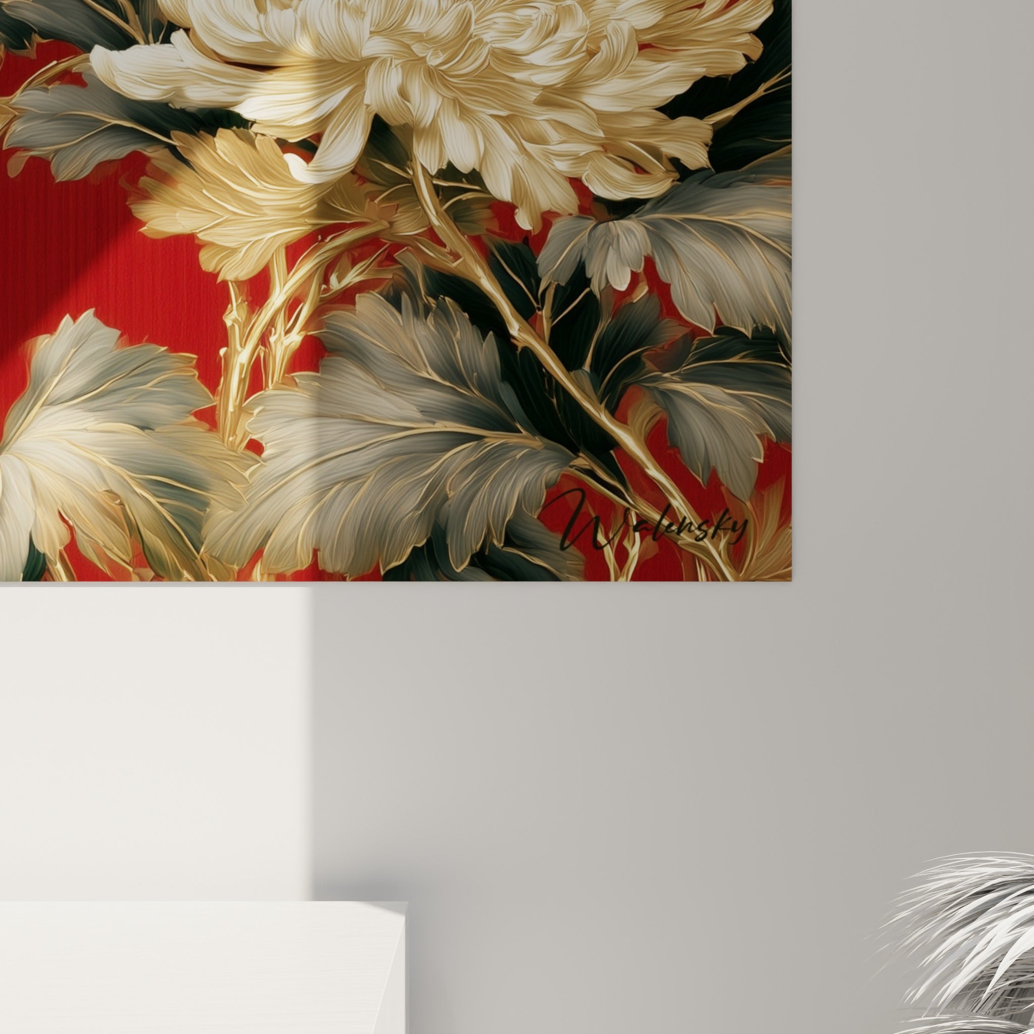 Détail des pétales striés d'or et du grain velouté du fond rouge grenat du tableau chrysanthème