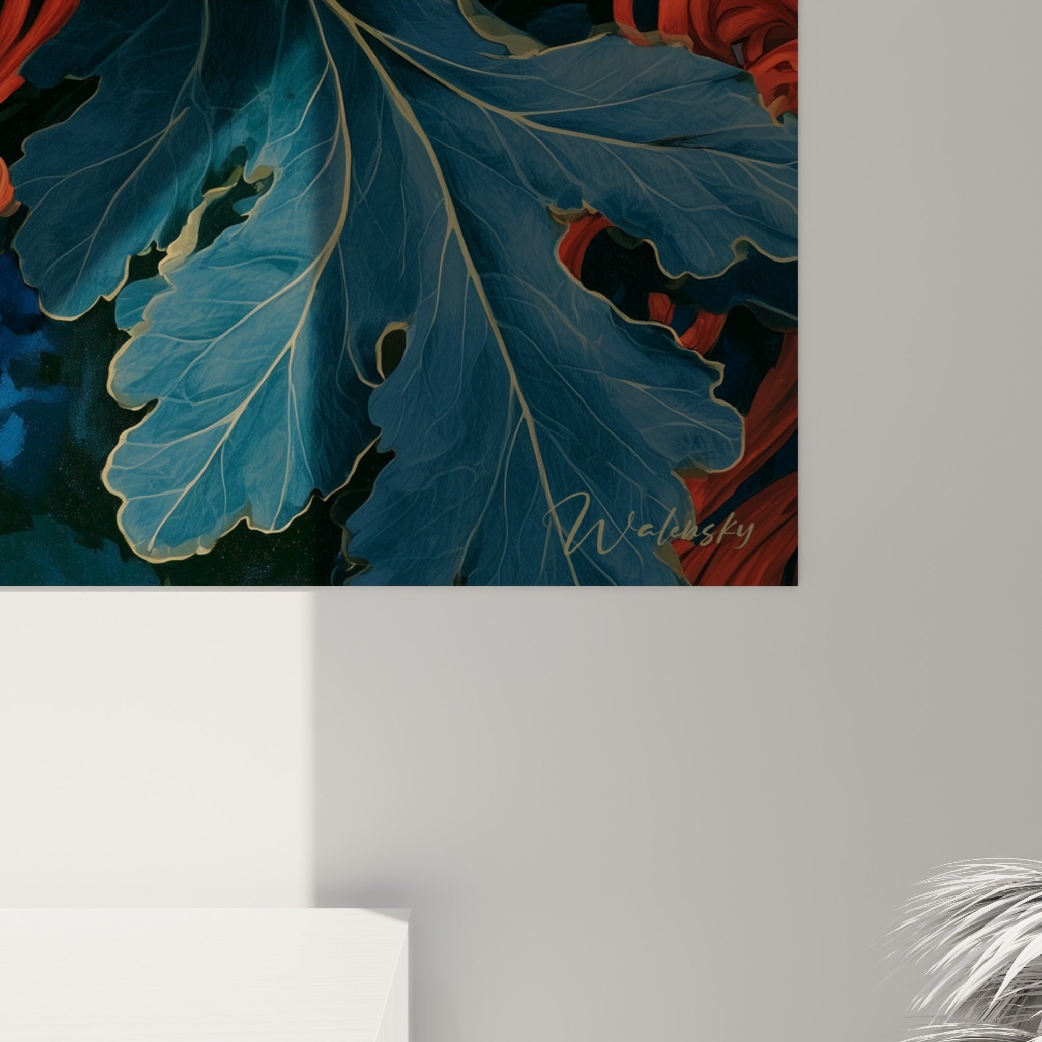 Détail des courbes corail et du feuillage bleu nuit du Chrysanthème révélant le grain de l'impression