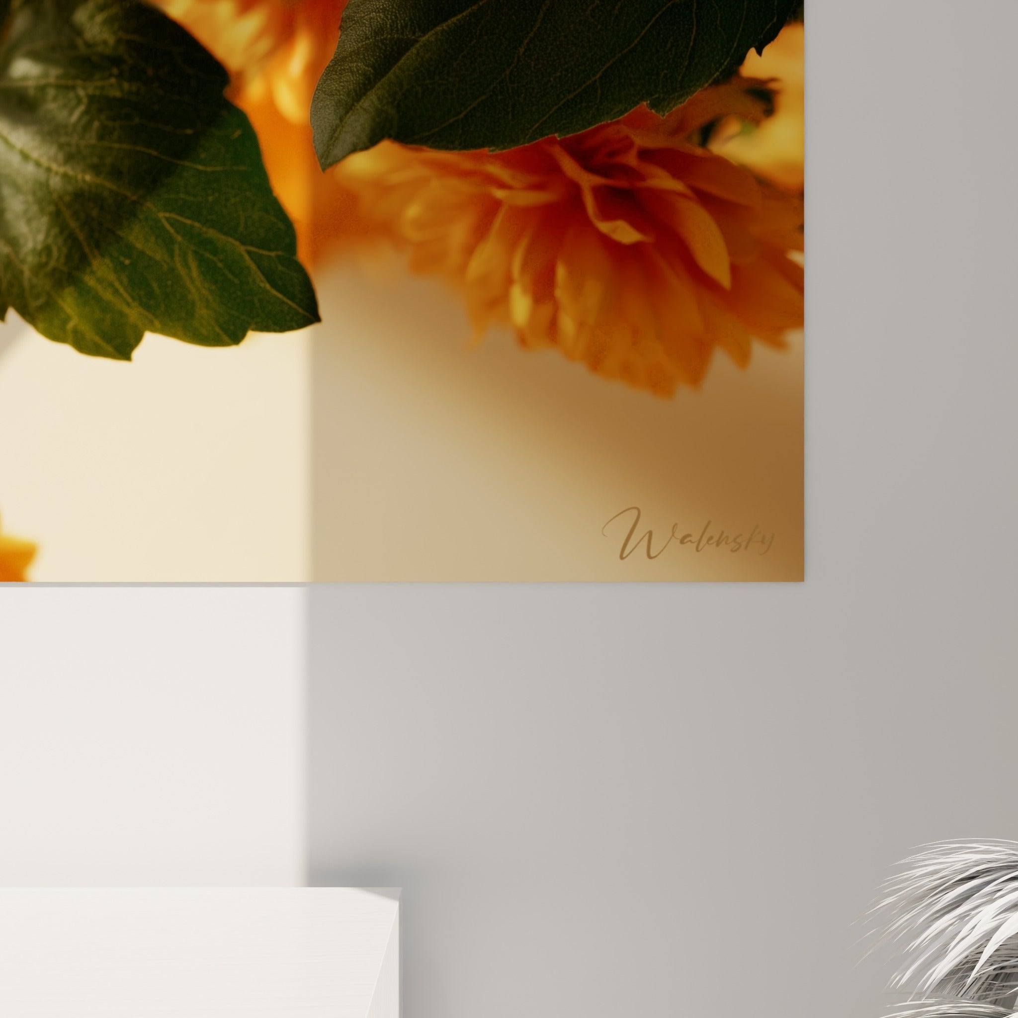 Détail des pétales orange dorés du chrysanthème, grain de l'impression et coulures de lumière visibles de près