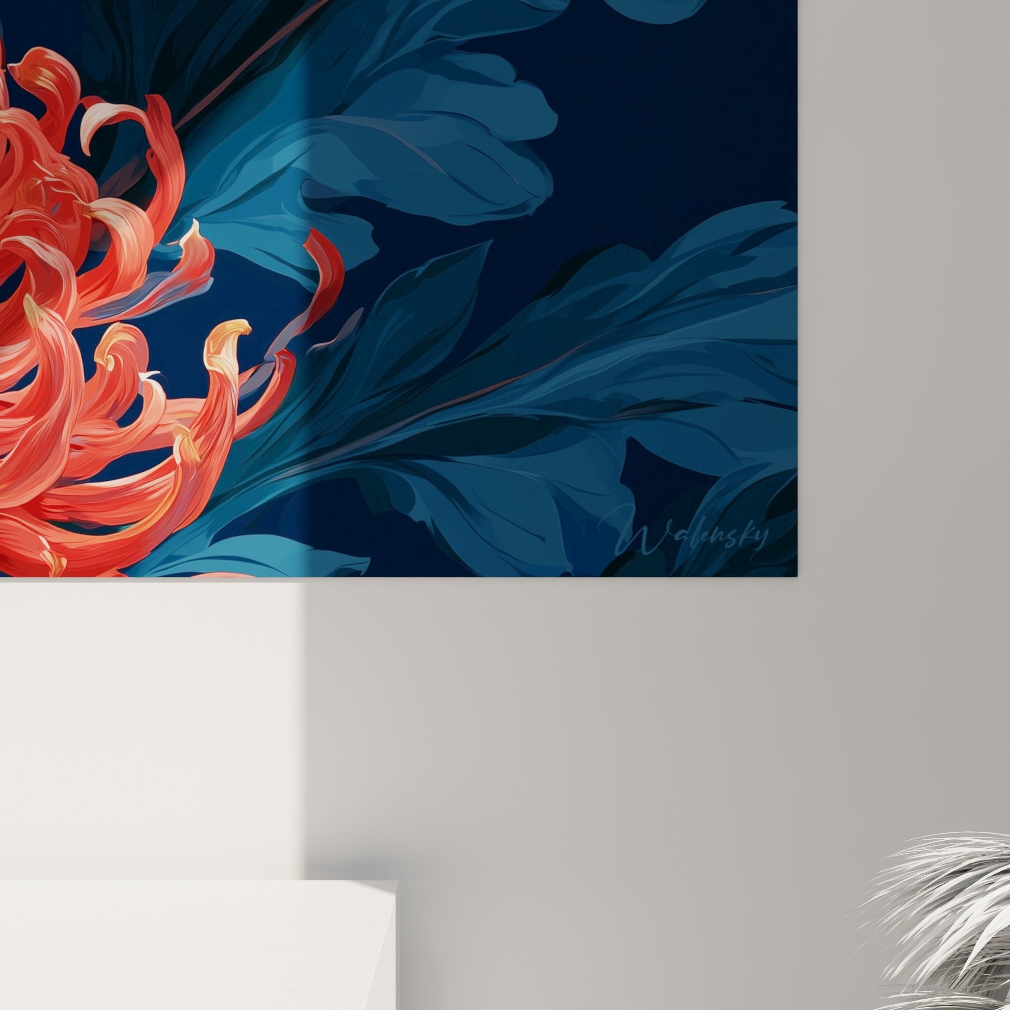 Détail des volutes corail et rose saumon du chrysanthème, texture lisse et brillante sur fond bleu marine