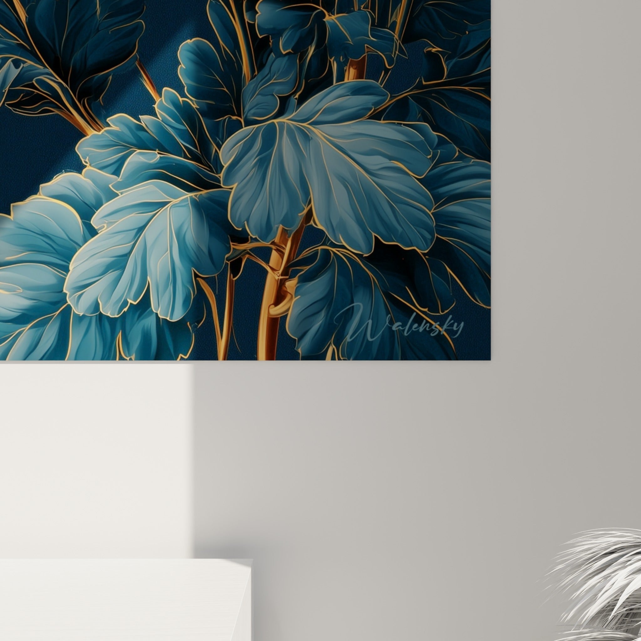 Pétales dorés striés et feuillage bleu ardoise du tableau chrysanthème, matière et grain visibles de près