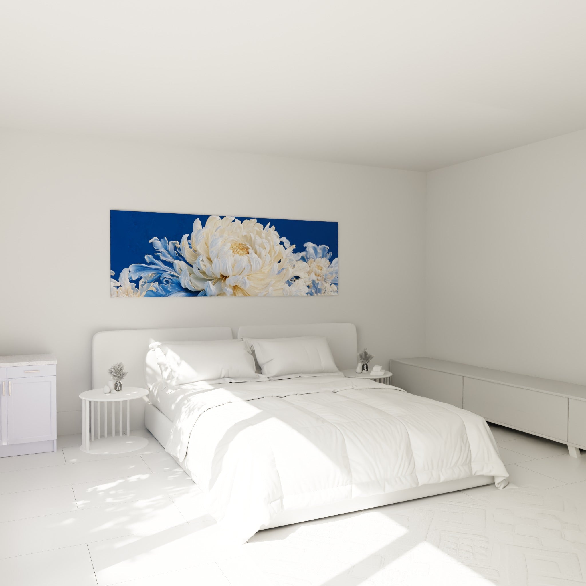 Chrysanthème doré et ivoire aux courbes sculpturales, accroché au-dessus d'un lit dans une chambre claire