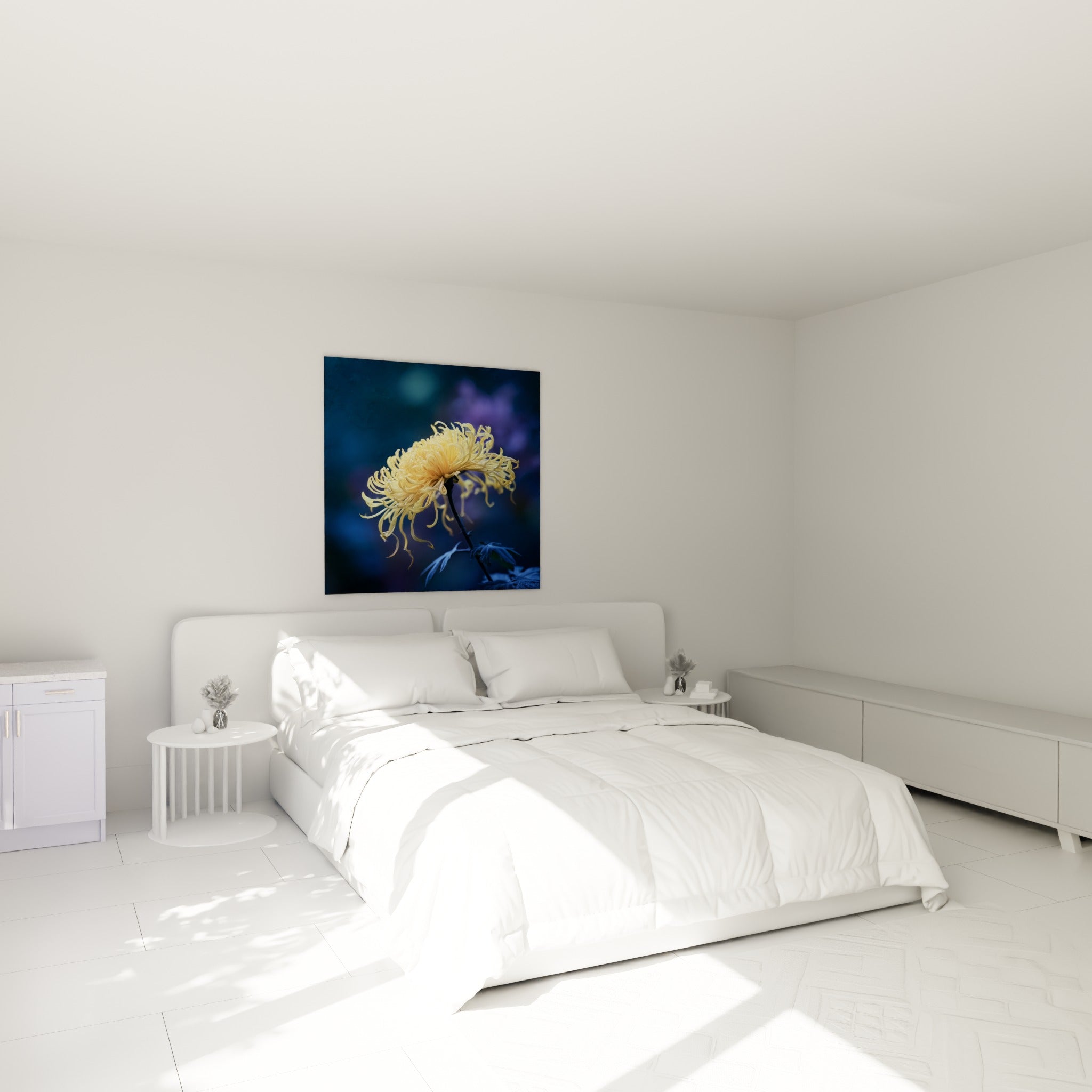 Fleur de chrysanthème doré ondulant en volutes, accrochée au-dessus d'un lit dans une chambre claire