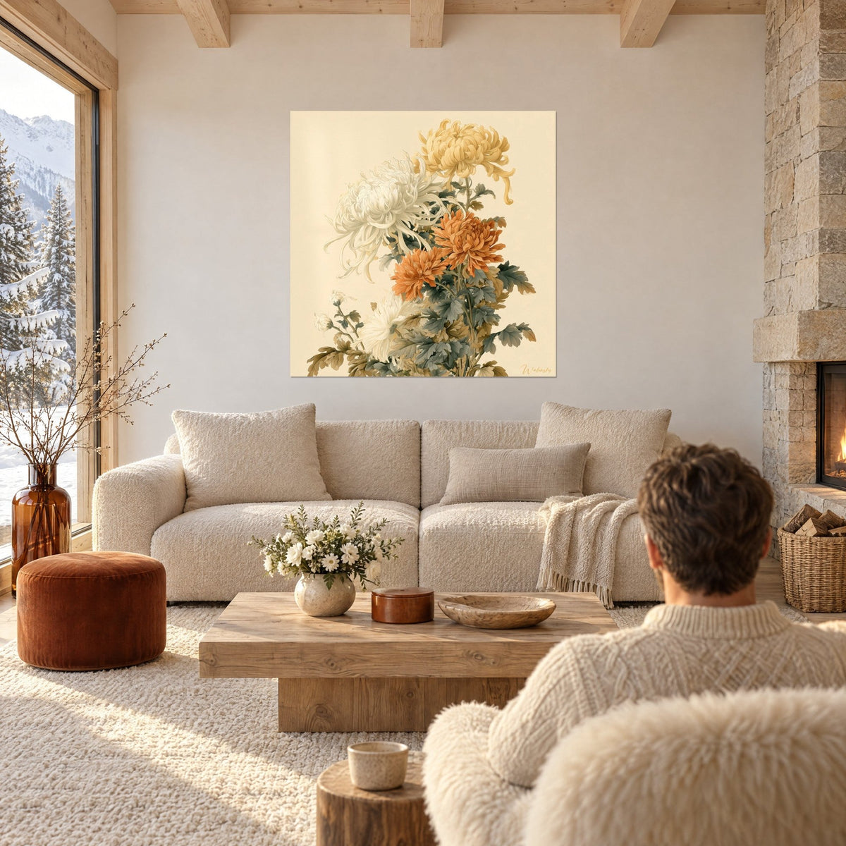 Gemälde schlanke Chrysanthemen in Cremeweiß und Terrakotta, Stängel mit graugrünen Blättern, helle Wand über einem Sofa in einem lichtdurchfluteten Wohnzimmer