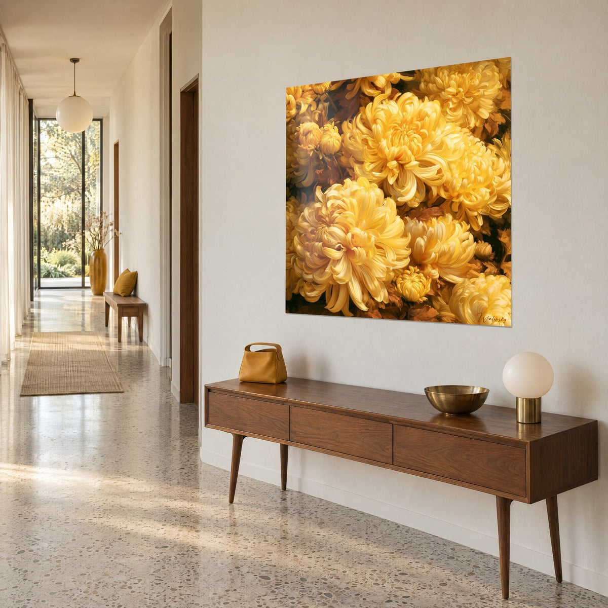 Tableau bouquet dense de fleurs d'automne jaune citron et brun cuivré, accroché au bout d'un couloir lumineux, console en bois