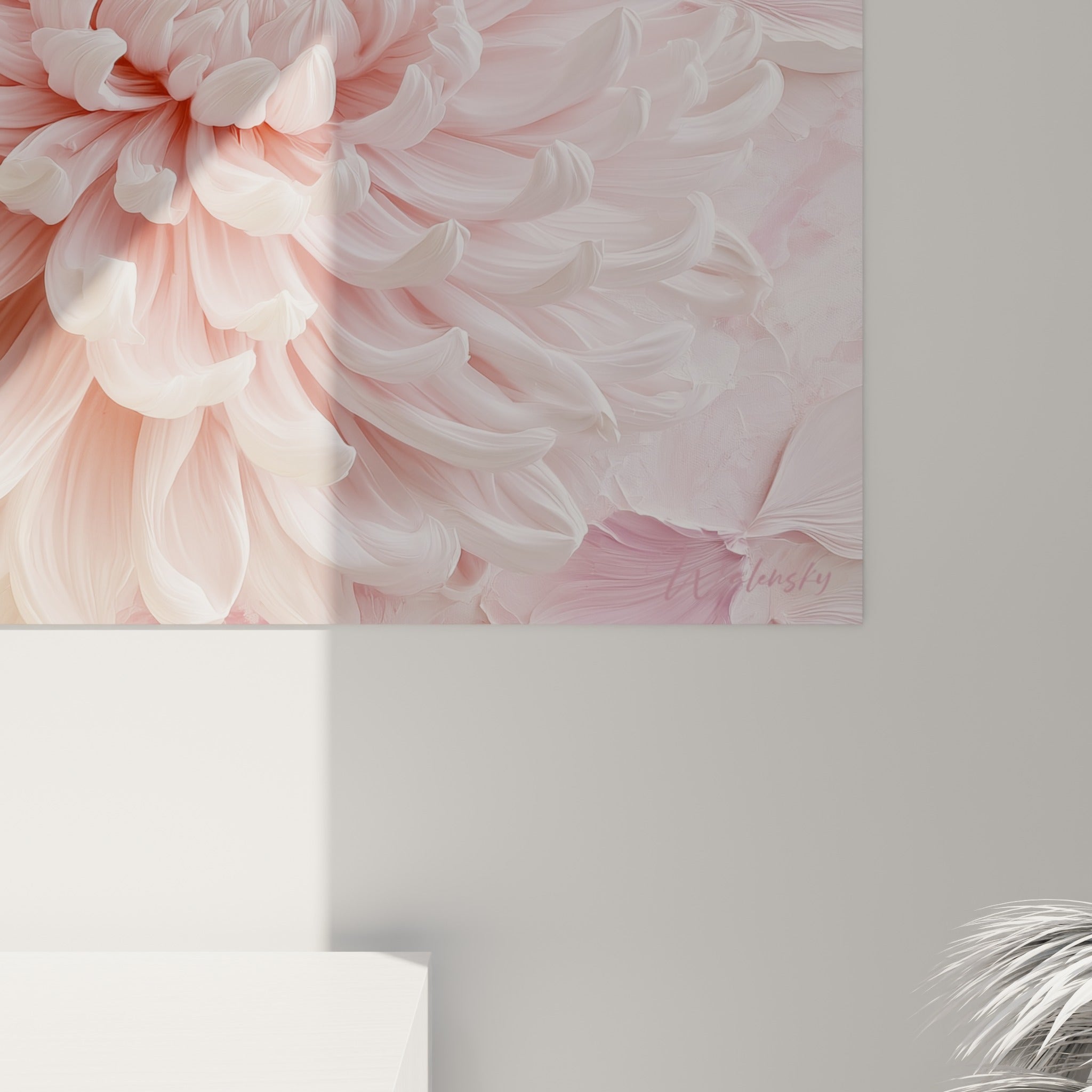 Grain texturé des pétales roses et blancs du chrysanthème, coulures subtiles et reliefs peints visibles de près