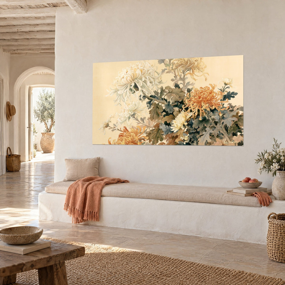Tableau grappe de fleurs en filigrane ivoire et orange, feuillage gris-vert, banquette blanche et plaid corail, vue de trois-quarts