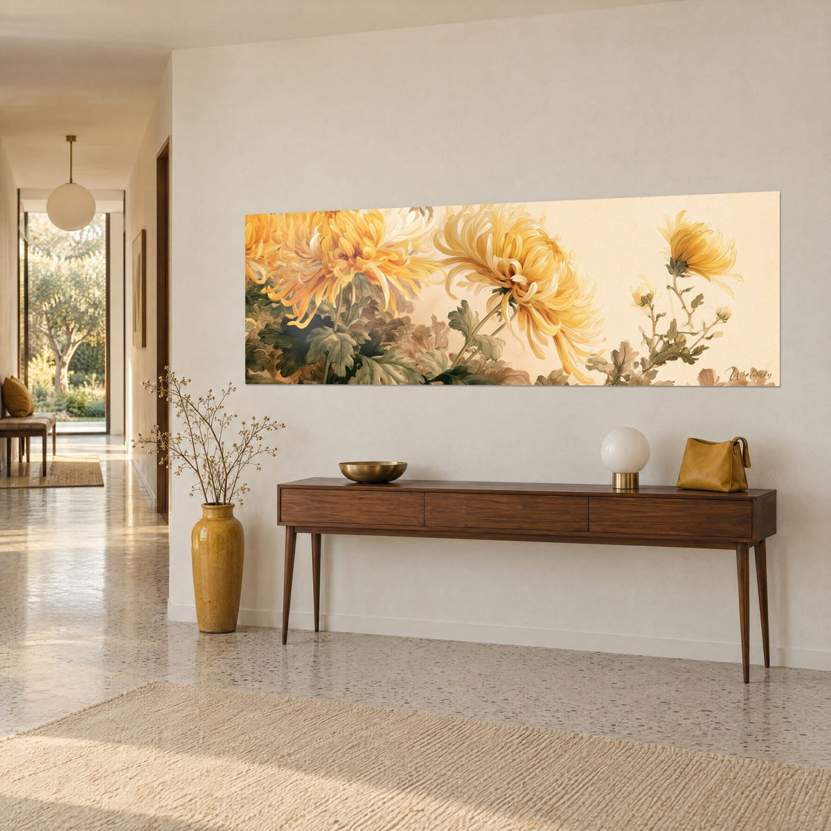 Quadro fiori autunnali in panoramica, petali ambra e crema, foglie verde grigio, sopra una consolle in legno, vista di tre quarti
