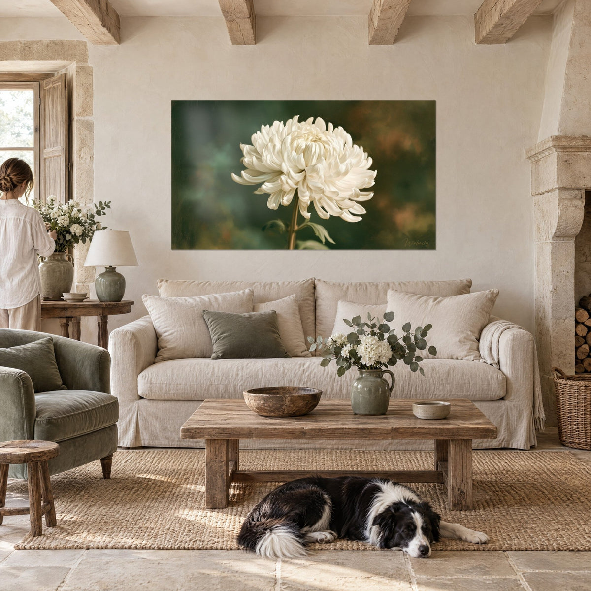 Tableau chrysanthème ivoire aux pétales soyeux sur fond vert sombre, deux personnes et un collie au-dessus d'un canapé dans un salon lumineux