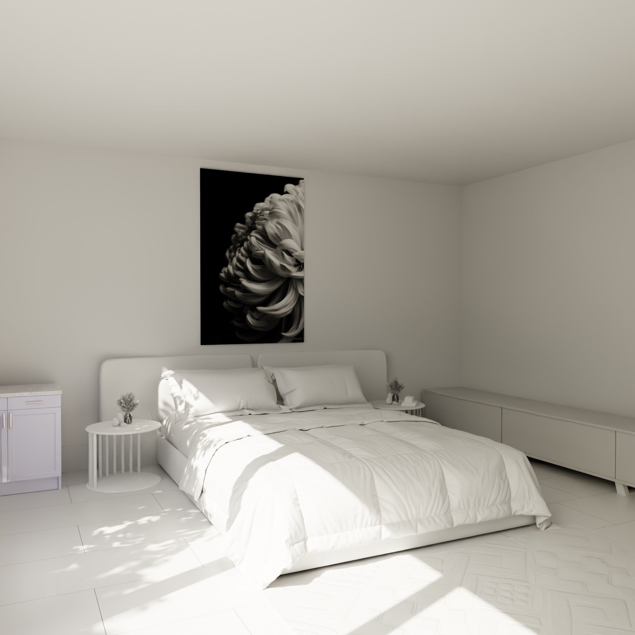 Pétales blancs et gris du Chrysanthème sculptés par la lumière, au-dessus d'un lit dans une chambre claire