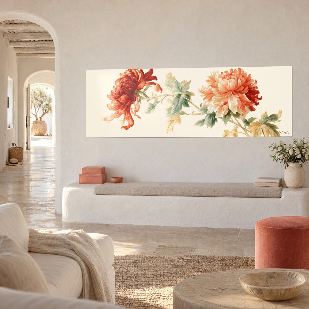 Tableau duo de fleurs orangées sur fond ivoire, tiges souples et feuilles sauge, vu de trois-quarts dans une maison méditerranéenne