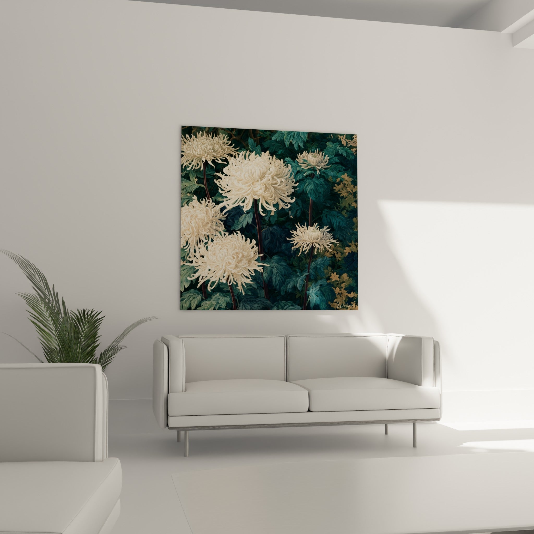 Chrysanthèmes blancs sur fond vert sombre disposés au-dessus d'un canapé dans un salon lumineux