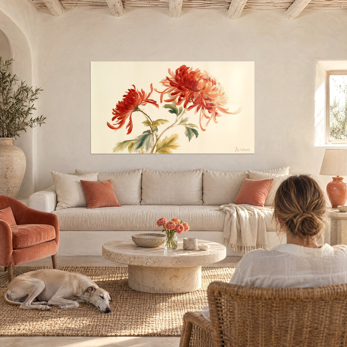 Quadro crisantemo rosso vermiglio dai petali affusolati su fondo avorio, donna di spalle e levriero, sopra un divano in un soggiorno luminoso