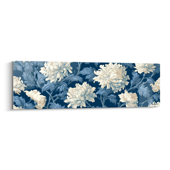 Chrysanthèmes ivoire et feuillages bleu marine gravés, fleurs épanouies en composition dense