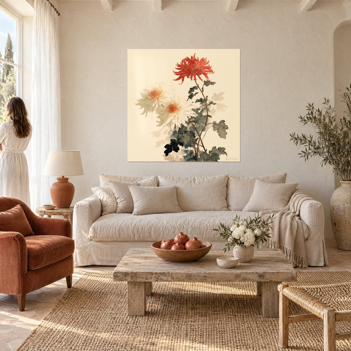Tableau chrysanthème corail aux pétales effilés et fleurs ivoire sur fond crème, au-dessus d'un canapé dans un salon lumineux