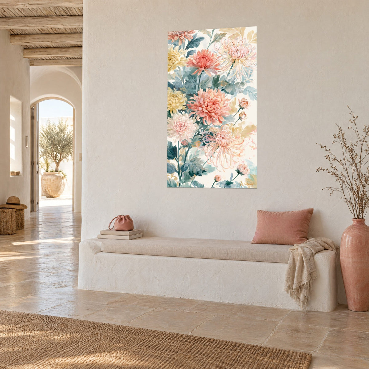 Tableau bouquet de pétales saumon et feuilles vert-de-gris éclaboussées de rose, près d'une banquette blanche et d'un coussin