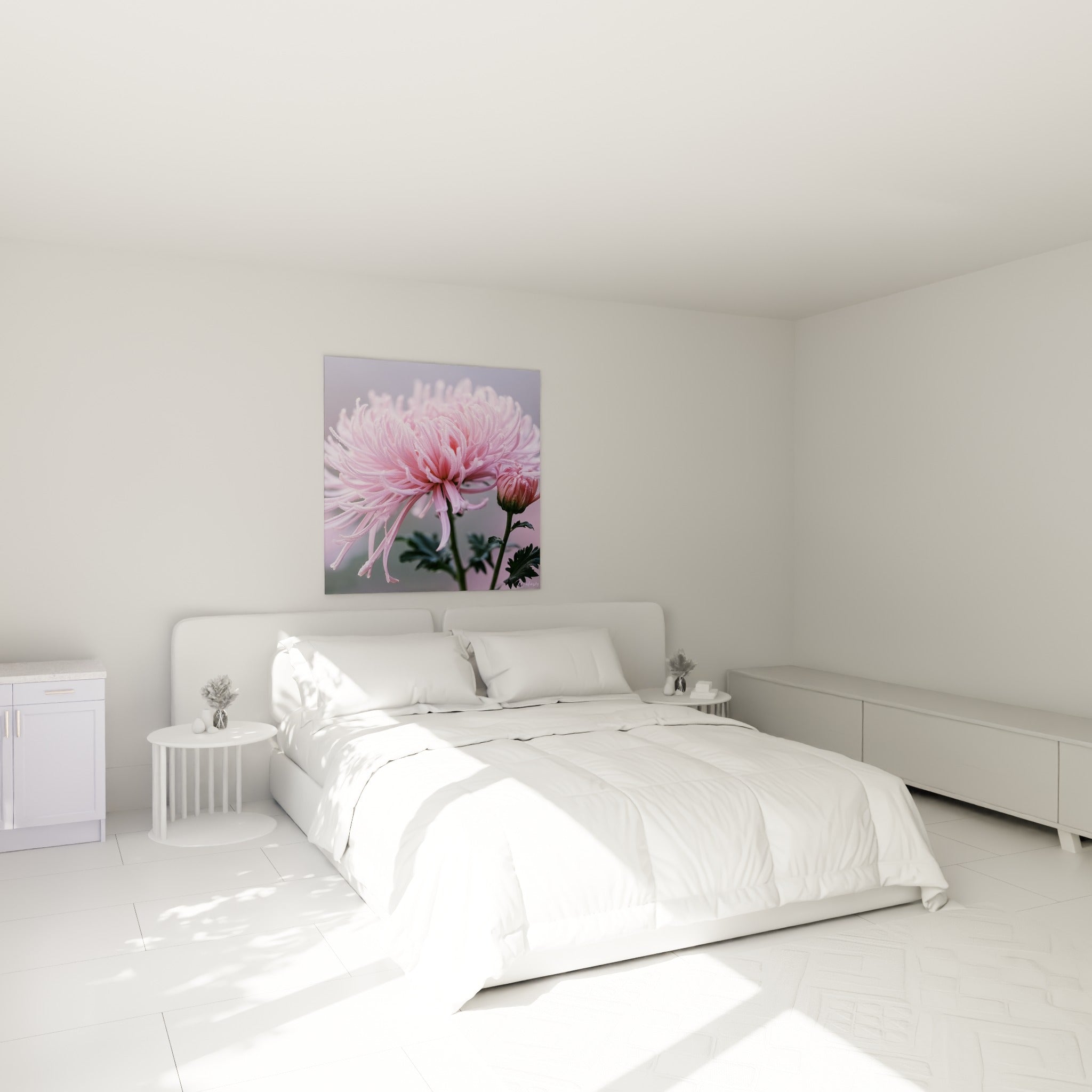 Fleur de chrysanthème rose et gris perle accrochée au-dessus d'un lit dans une chambre claire