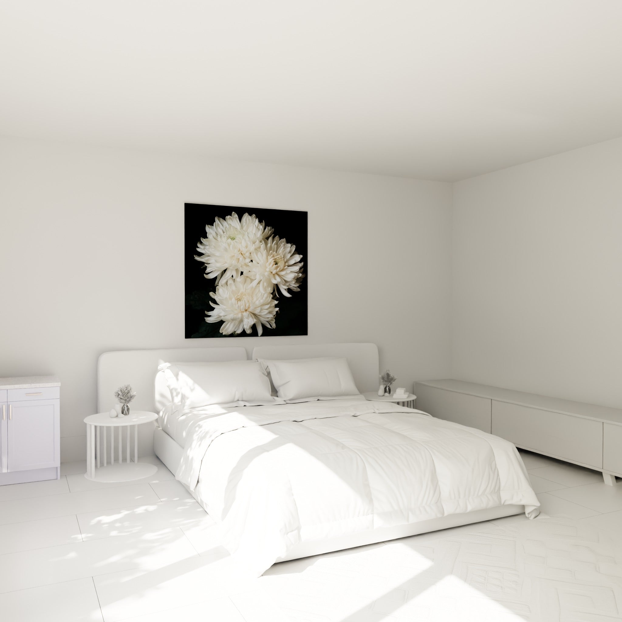 Chrysanthèmes ivoire et crème aux pétales effilés, au-dessus d'un lit dans une chambre claire
