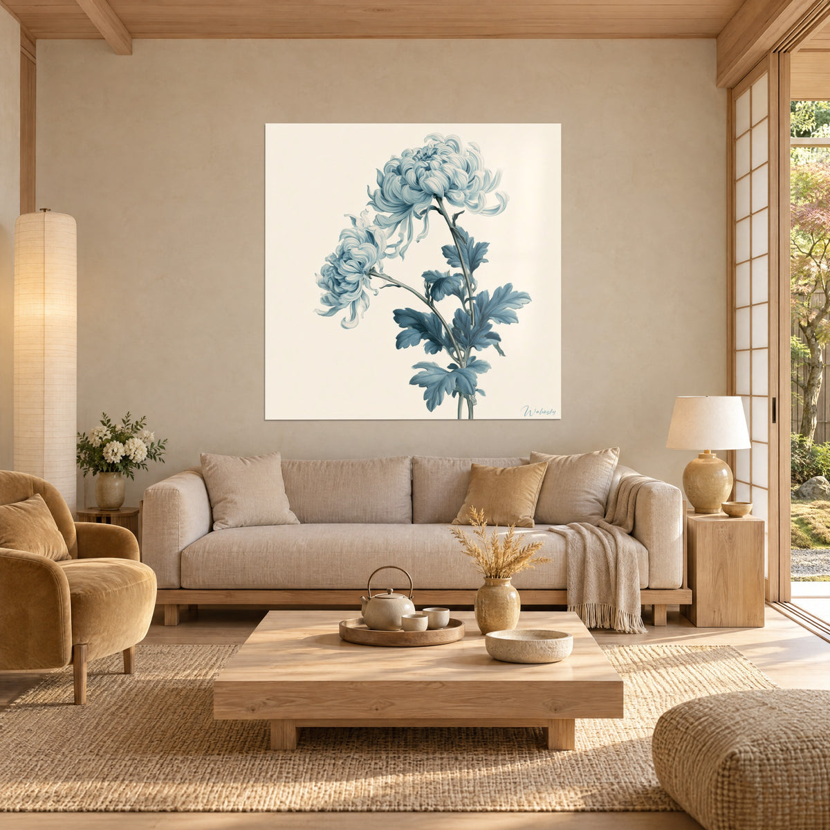 Quadro crisantemo azzurro polvere dai petali affusolati su sfondo crema, cornice quadrata, appeso sopra un divano in un soggiorno luminoso